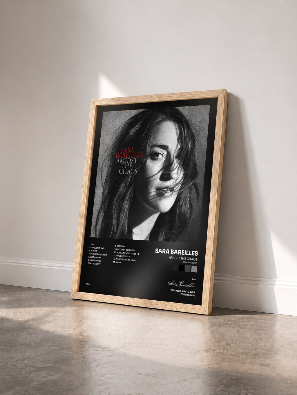 #bois Tableau de l'album Amidst the Chaos (Bonus Version) de Sara Bareilles vu de trois quarts, cadre en bois brut