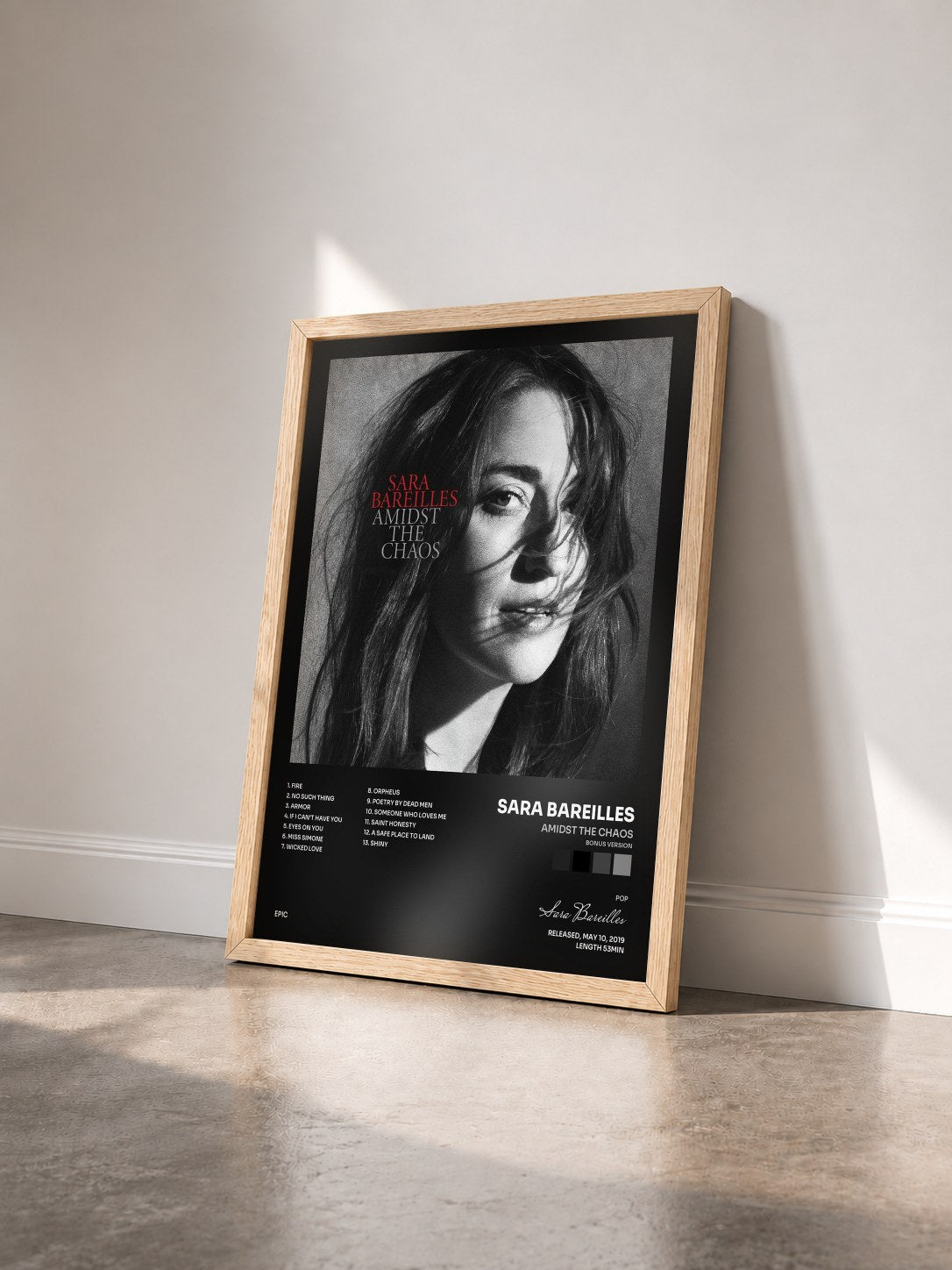 #bois Tableau de l'album Amidst the Chaos (Bonus Version) de Sara Bareilles vu de trois quarts, cadre en bois brut