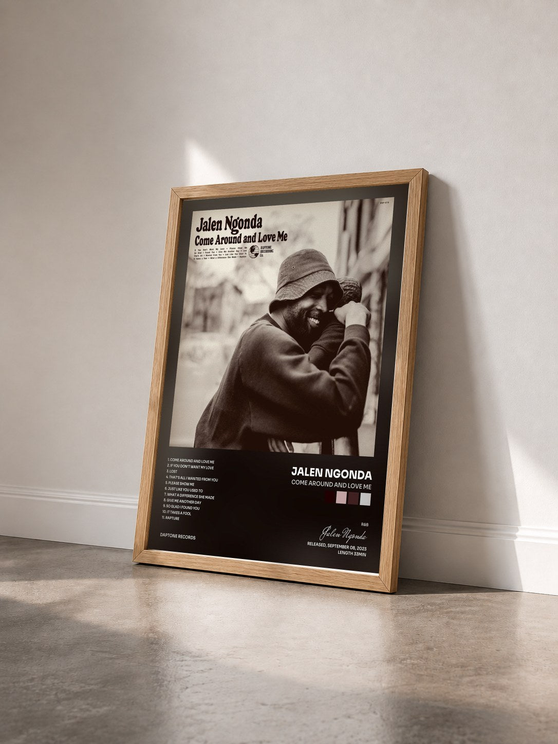 #bois Tableau de l'album Come Around and Love Me de Jalen Ngonda vu de trois quarts, cadre en bois brut