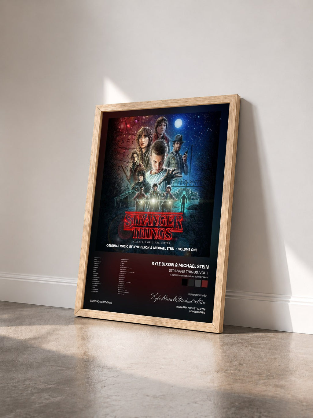 #bois Tableau de l'album Stranger Things, Vol. 1 (A Netflix Original Series Soundtrack) de Kyle Dixon & Michael Stein vu de trois quarts, cadre en bois brut