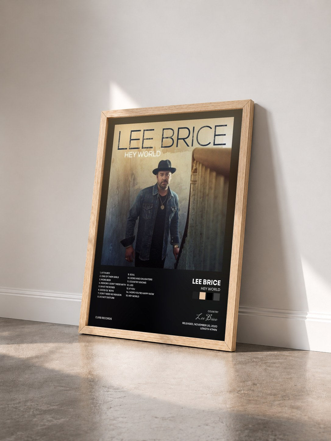 #bois Tableau de l'album Hey World de Lee Brice vu de trois quarts, cadre en bois brut