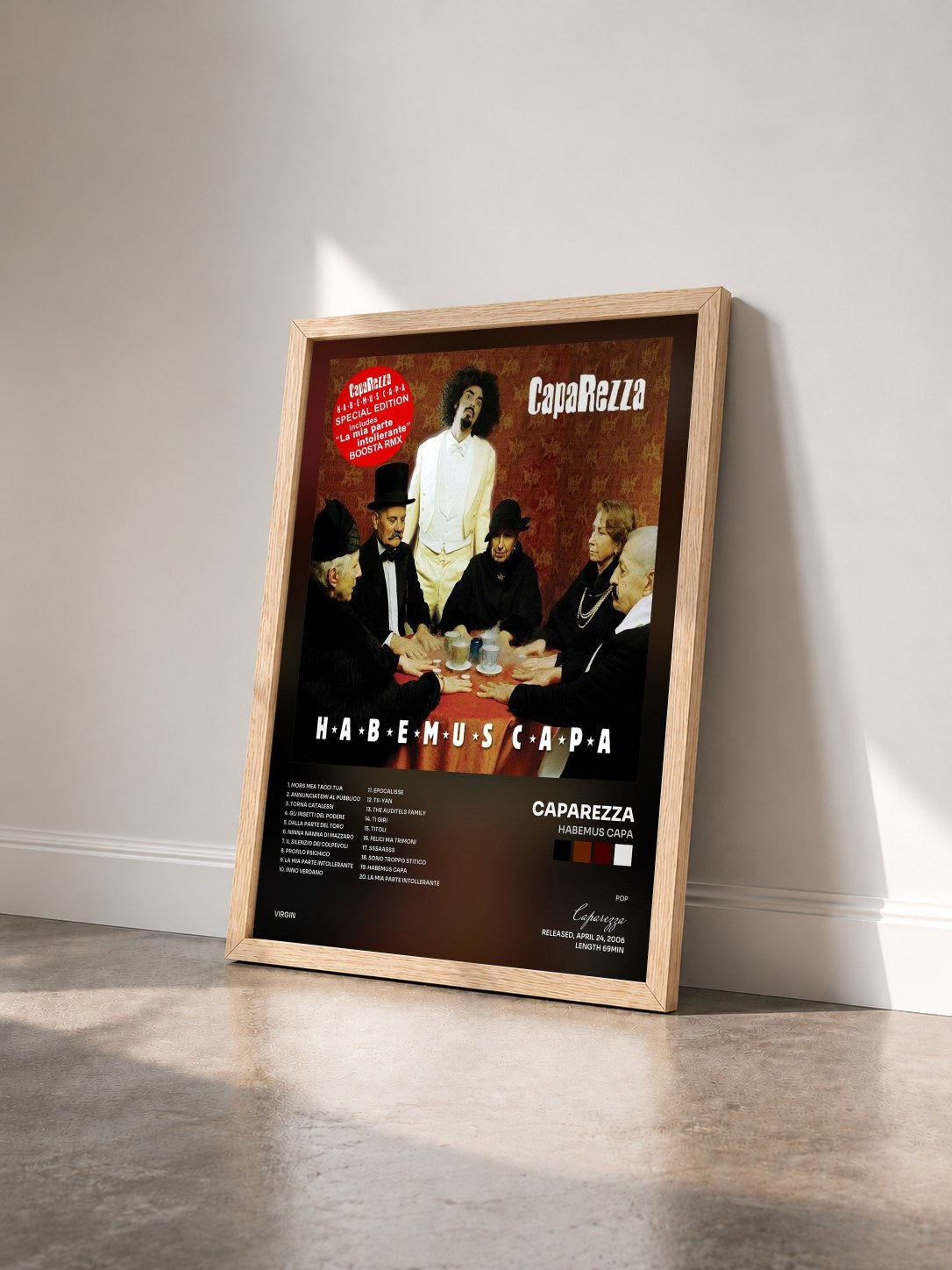 #bois Tableau de l'album Habemus Capa de Caparezza vu de trois quarts, cadre en bois brut