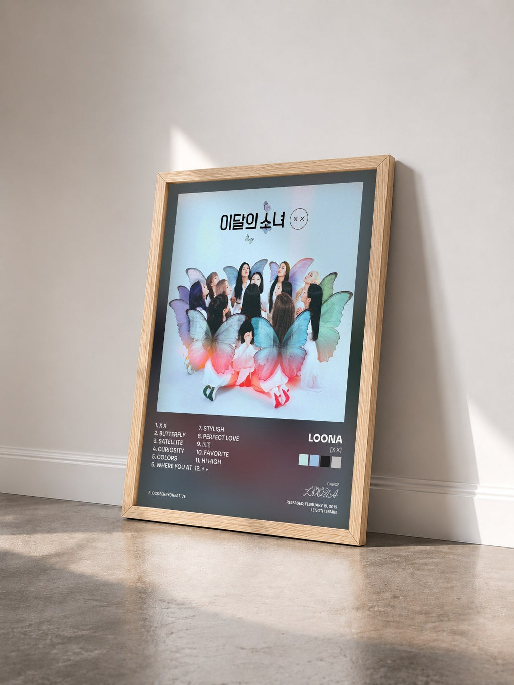 #bois Tableau de l'album [X X] de LOONA vu de trois quarts, cadre en bois brut