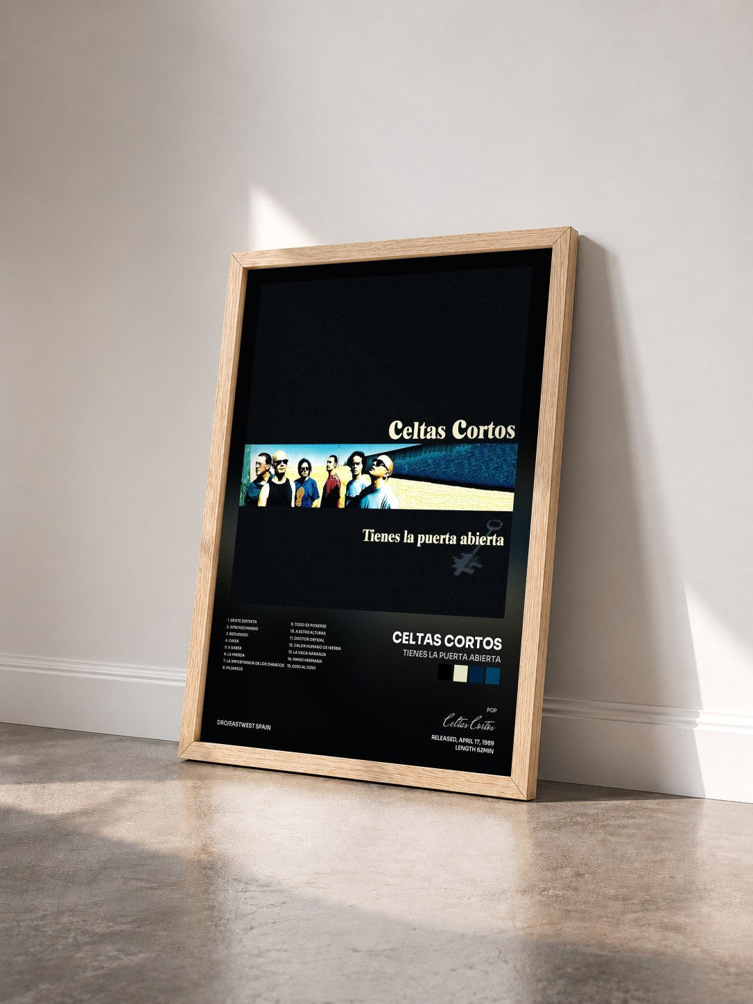 #bois Tableau de l'album Tienes La Puerta Abierta de Celtas Cortos vu de trois quarts, cadre en bois brut