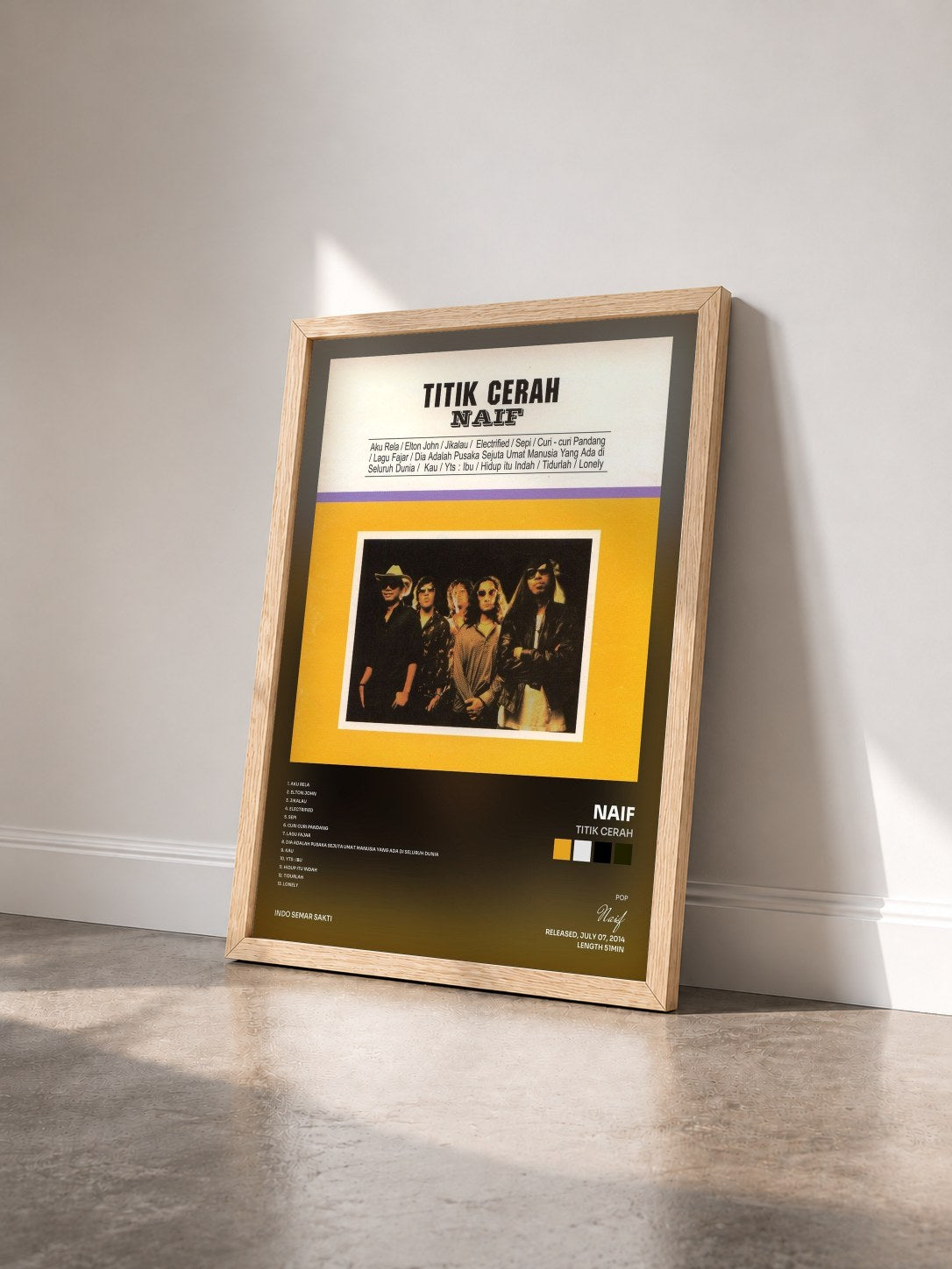 #bois Tableau de l'album Titik Cerah de Naif vu de trois quarts, cadre en bois brut
