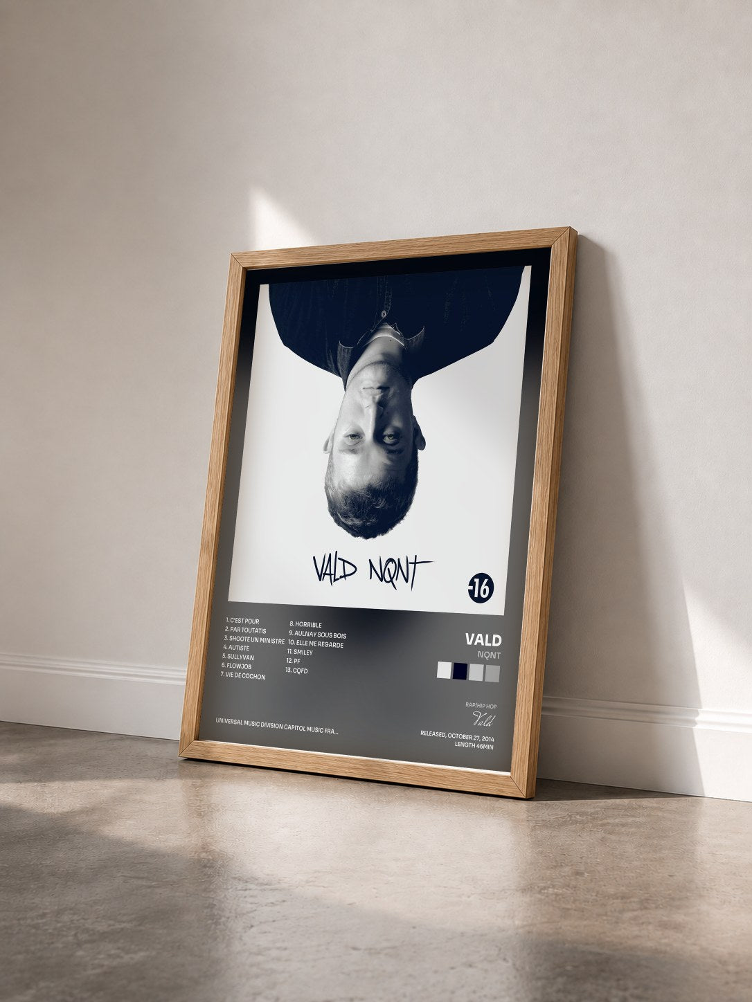 #bois Tableau de l'album NQNT de Vald vu de trois quarts, cadre en bois brut