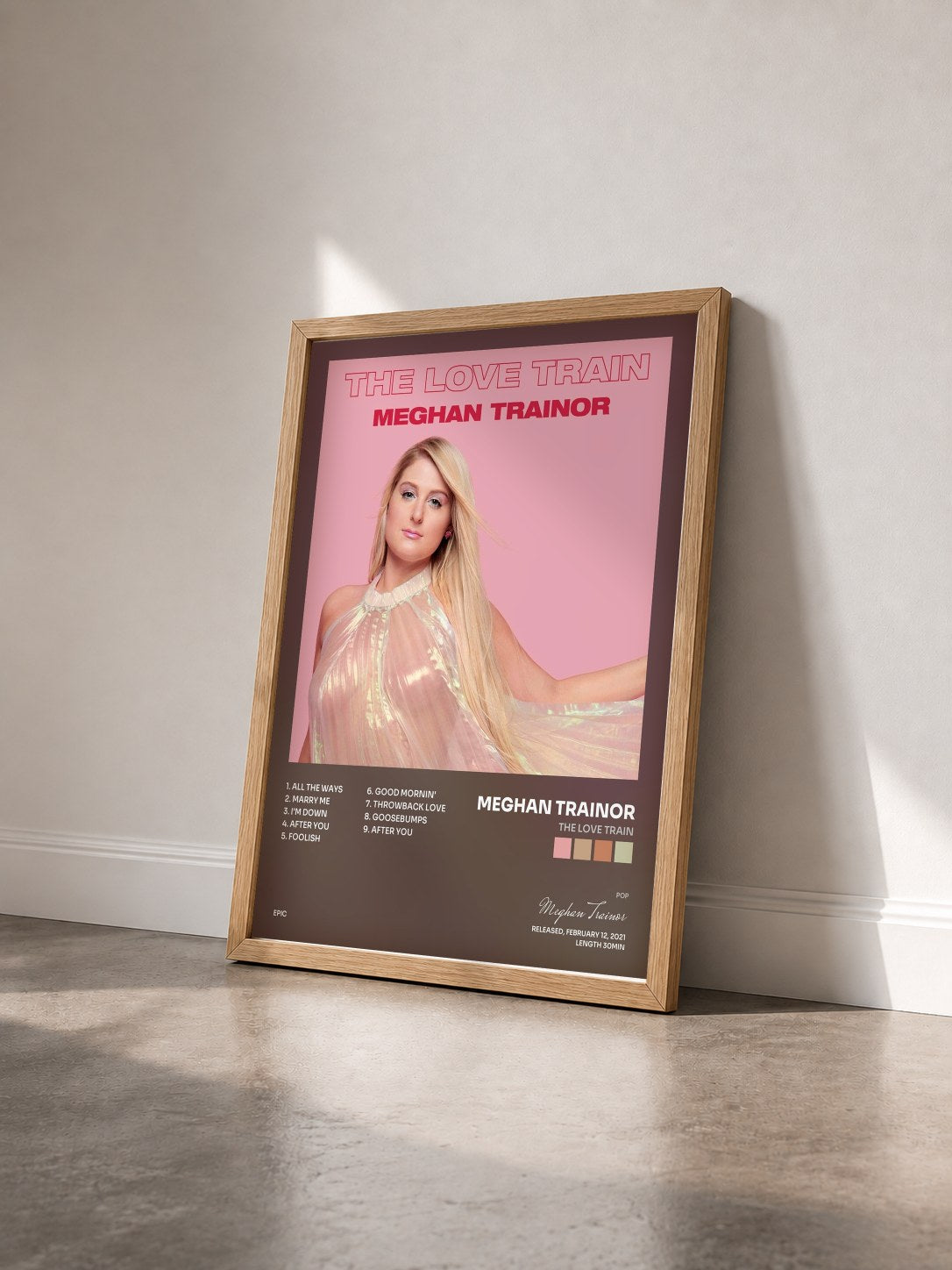 #bois Tableau de l'album The Love Train de Meghan Trainor vu de trois quarts, cadre en bois brut