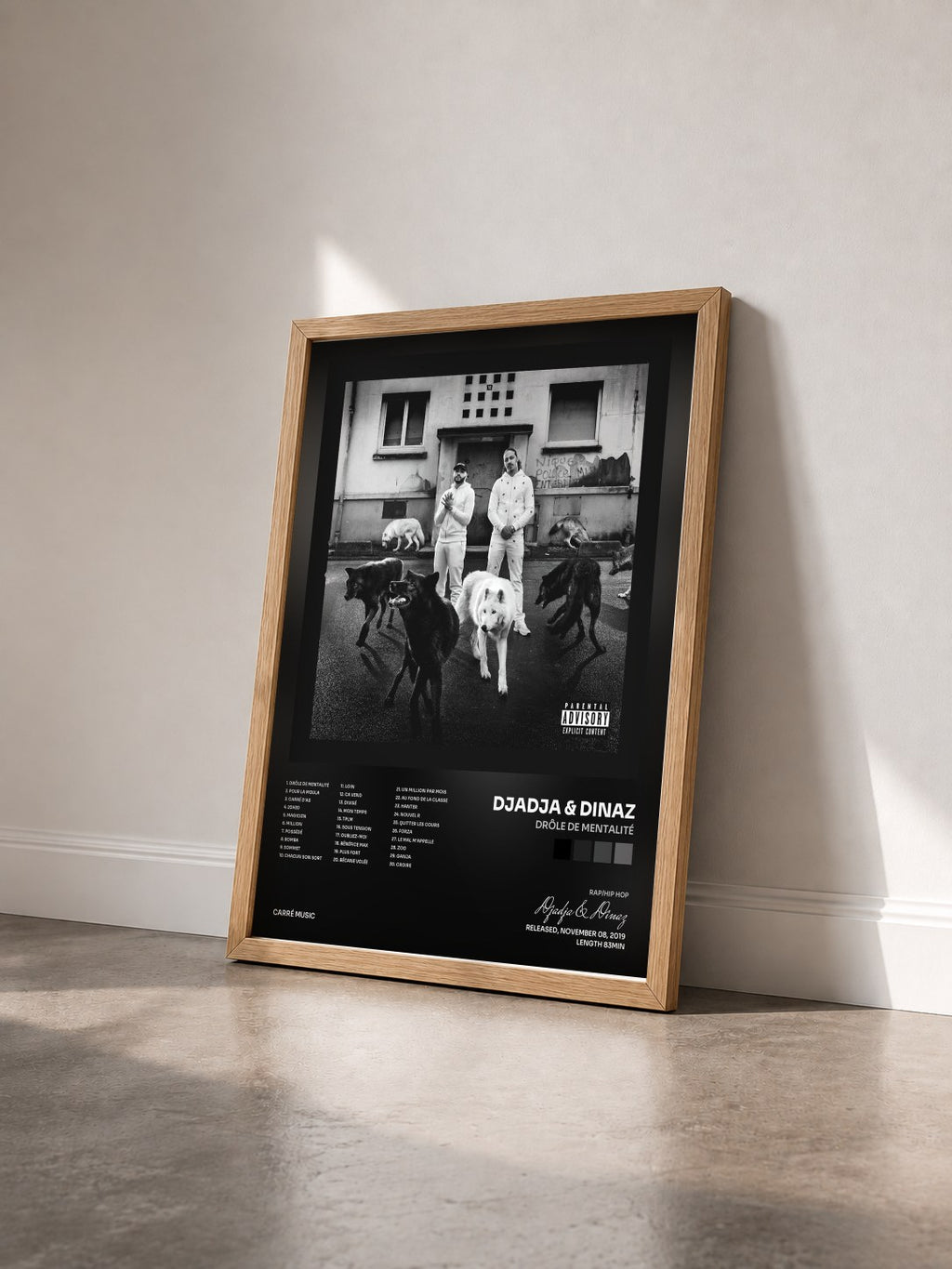 #bois Tableau de l'album Drôle de mentalité de Djadja & Dinaz vu de trois quarts, cadre en bois brut