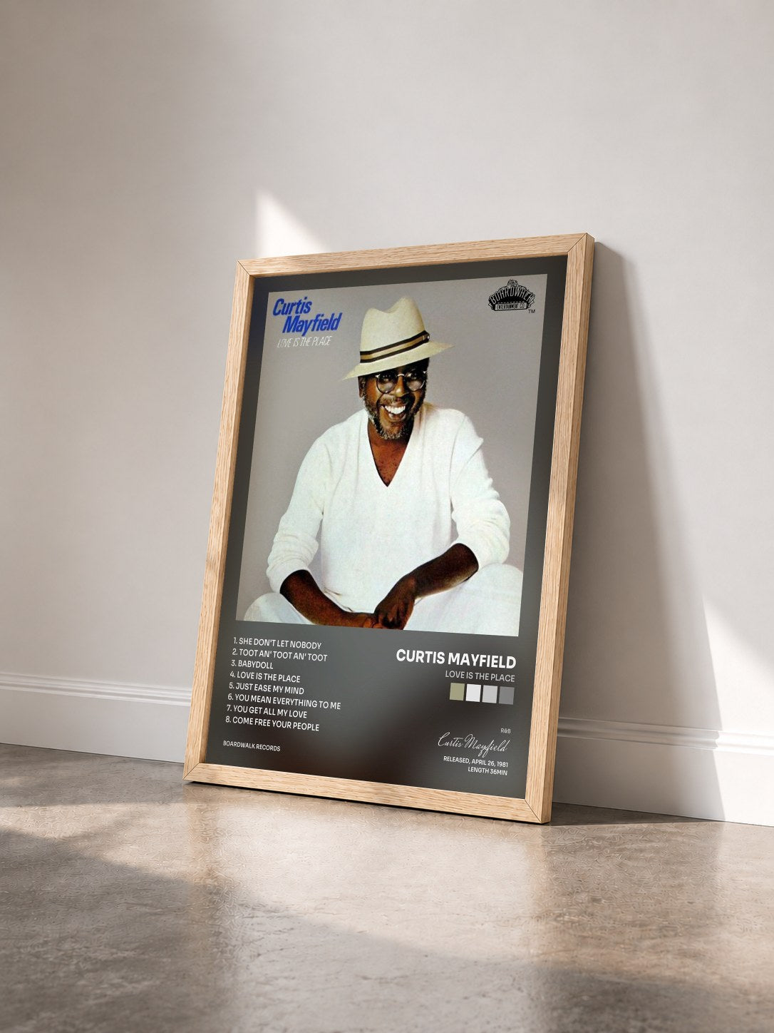 #bois Tableau de l'album Love is the Place de Curtis Mayfield vu de trois quarts, cadre en bois brut
