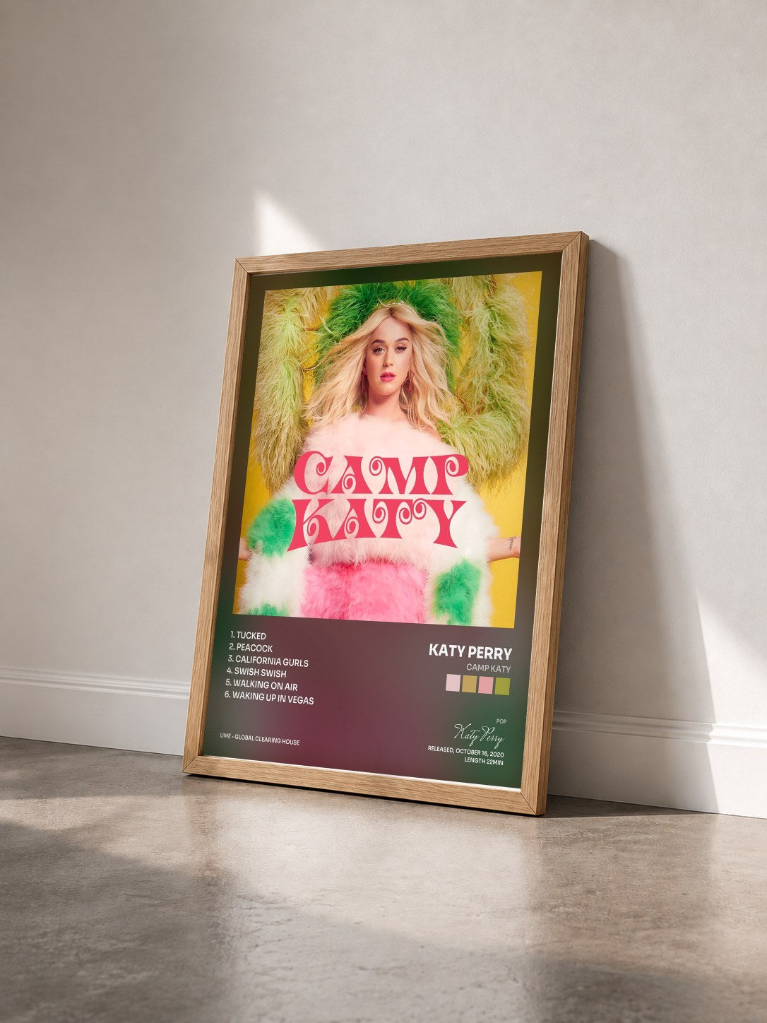#bois Tableau de l'album Camp Katy de Katy Perry vu de trois quarts, cadre en bois brut