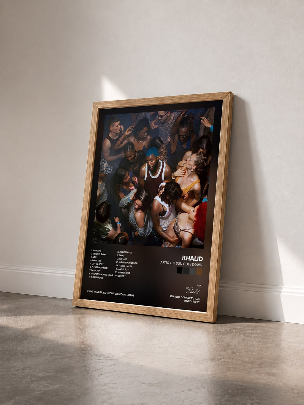 #bois Tableau de l'album after the sun goes down de Khalid vu de trois quarts, cadre en bois brut