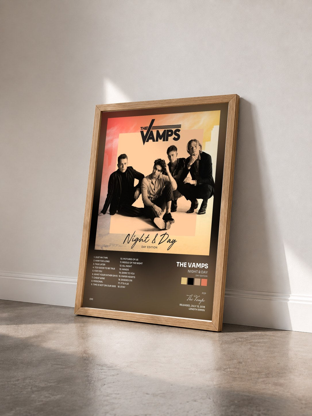 #bois Tableau de l'album Night & Day (Day Edition) de The Vamps vu de trois quarts, cadre en bois brut