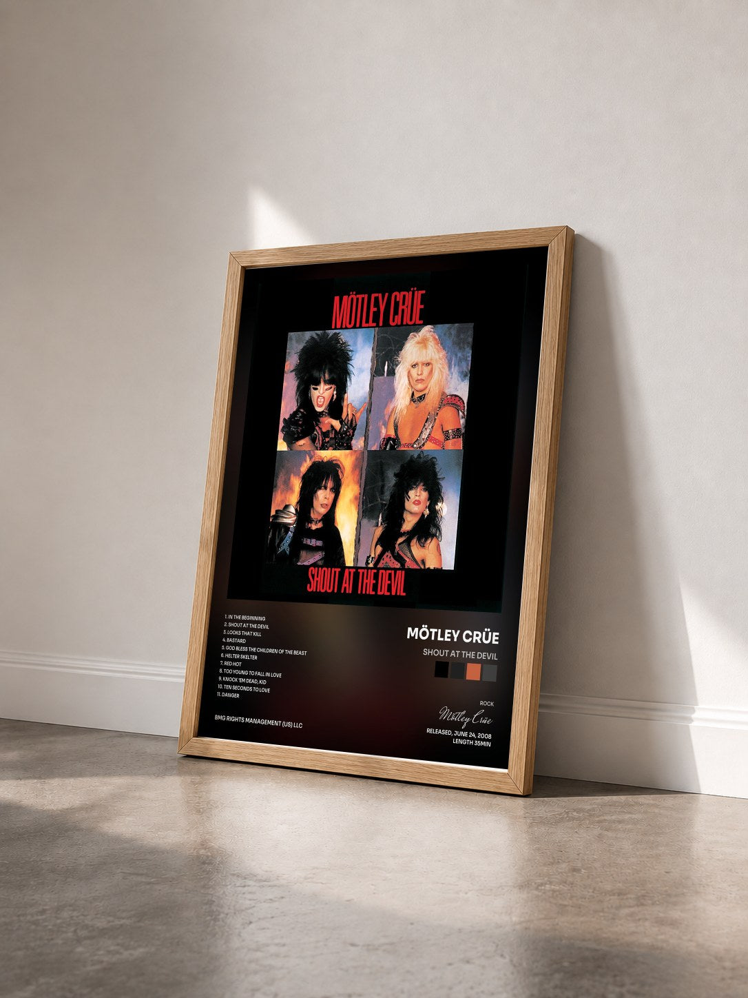 #bois Tableau de l'album Shout At The Devil de Mötley Crüe vu de trois quarts, cadre en bois brut