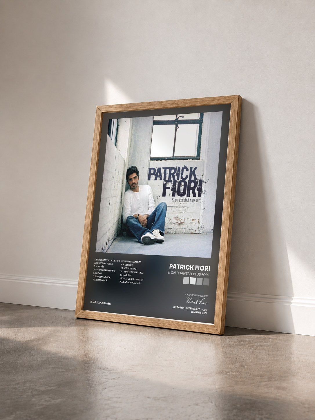 #bois Tableau de l'album Si on chantait plus fort de Patrick Fiori vu de trois quarts, cadre en bois brut
