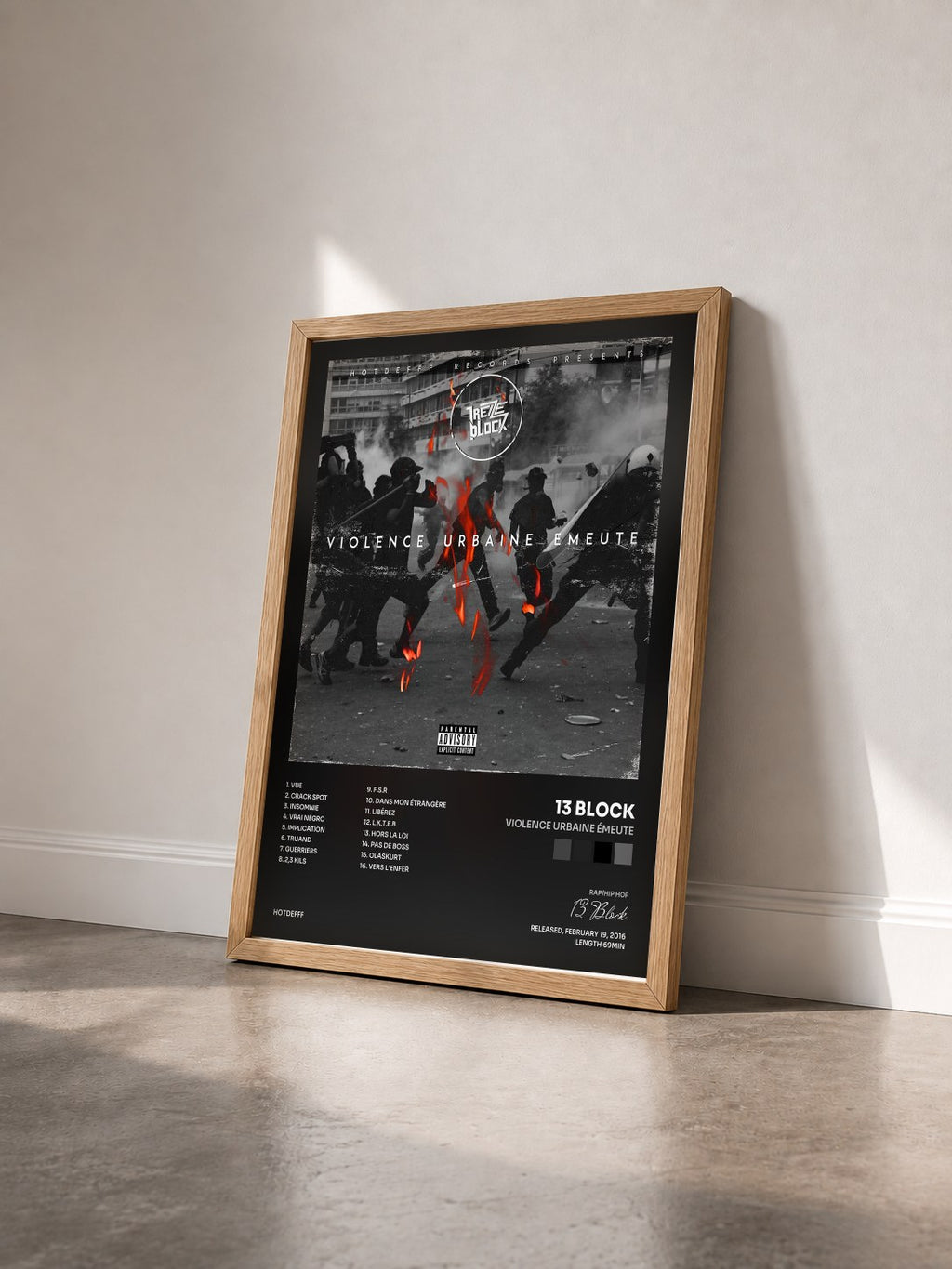 #bois Tableau de l'album Violence urbaine émeute de 13 Block vu de trois quarts, cadre en bois brut