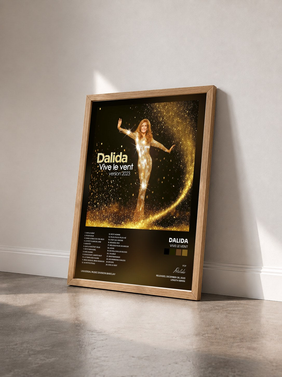 #bois Tableau de l'album Vive le vent de Dalida vu de trois quarts, cadre en bois brut