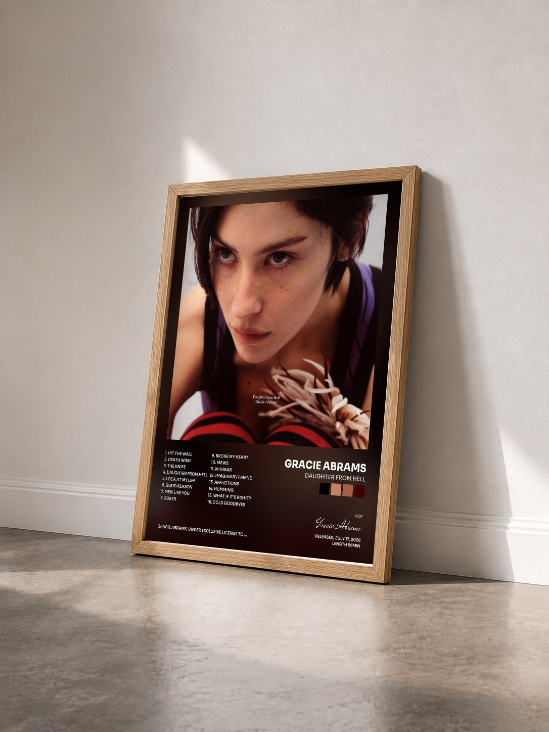 #bois Tableau de l'album Daughter from Hell de Gracie Abrams vu de trois quarts, cadre en bois brut