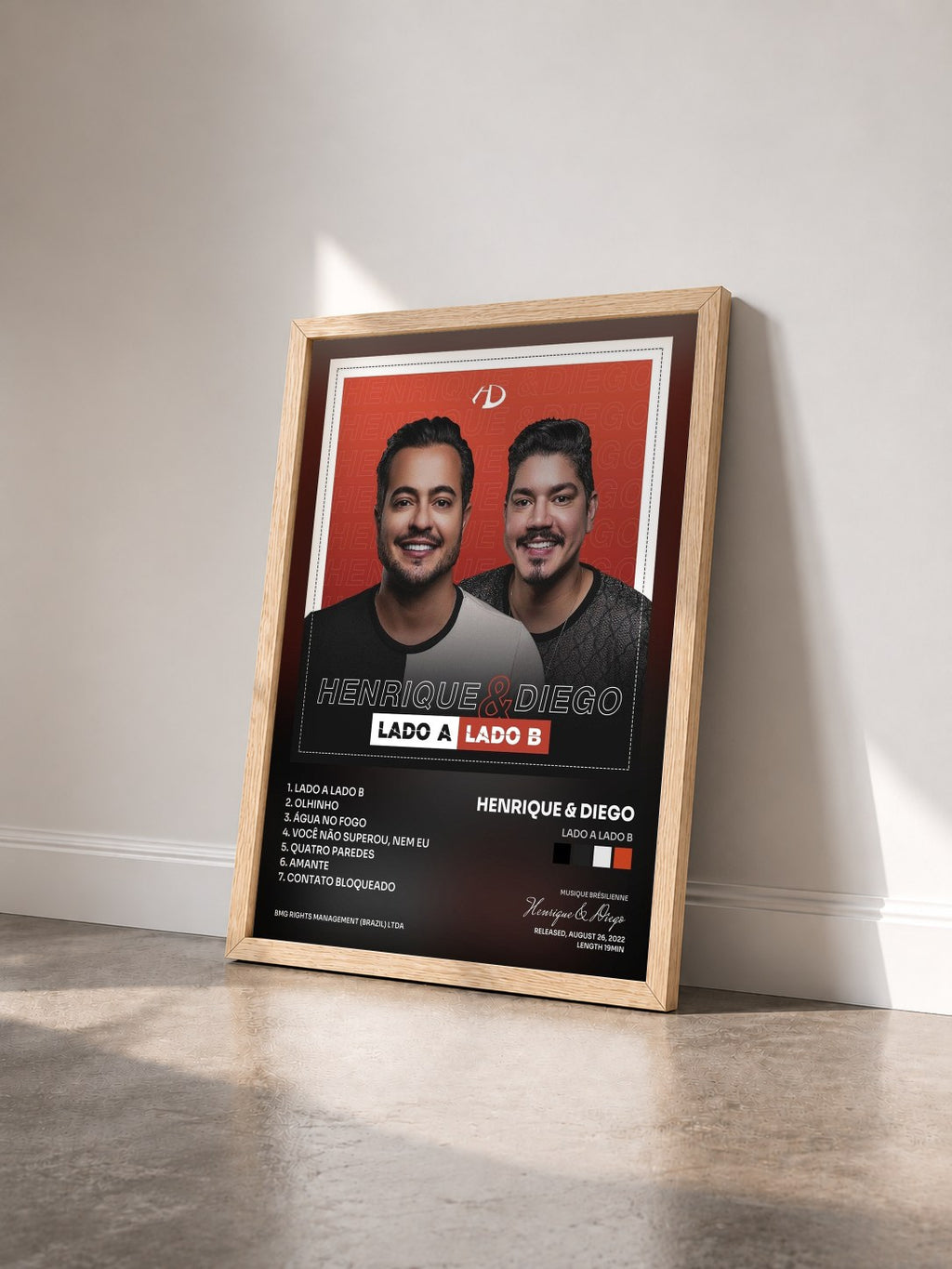 #bois Tableau de l'album Lado A Lado B de Henrique & Diego vu de trois quarts, cadre en bois brut