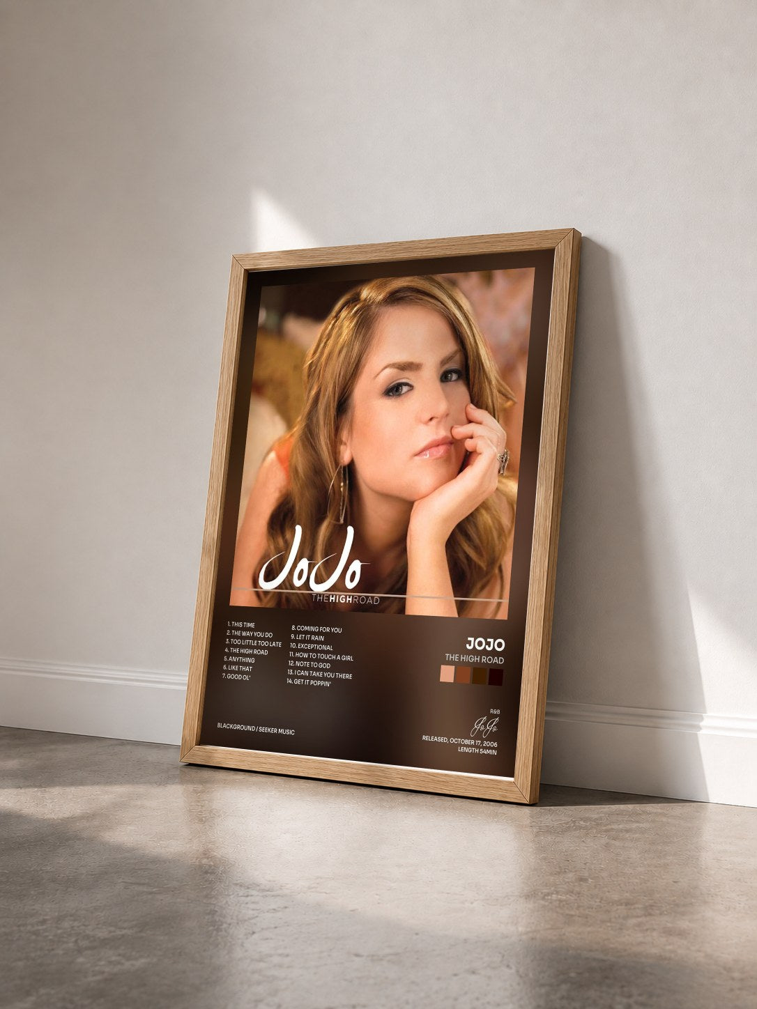 #bois Tableau de l'album The High Road de JoJo vu de trois quarts, cadre en bois brut