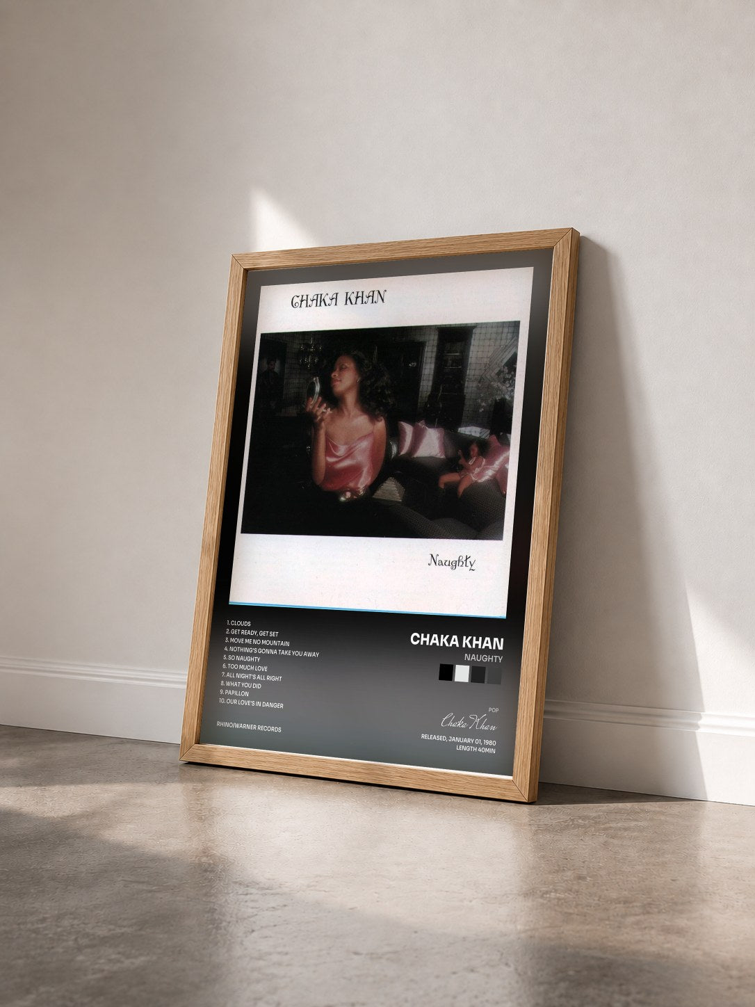 #bois Tableau de l'album Naughty de Chaka Khan vu de trois quarts, cadre en bois brut