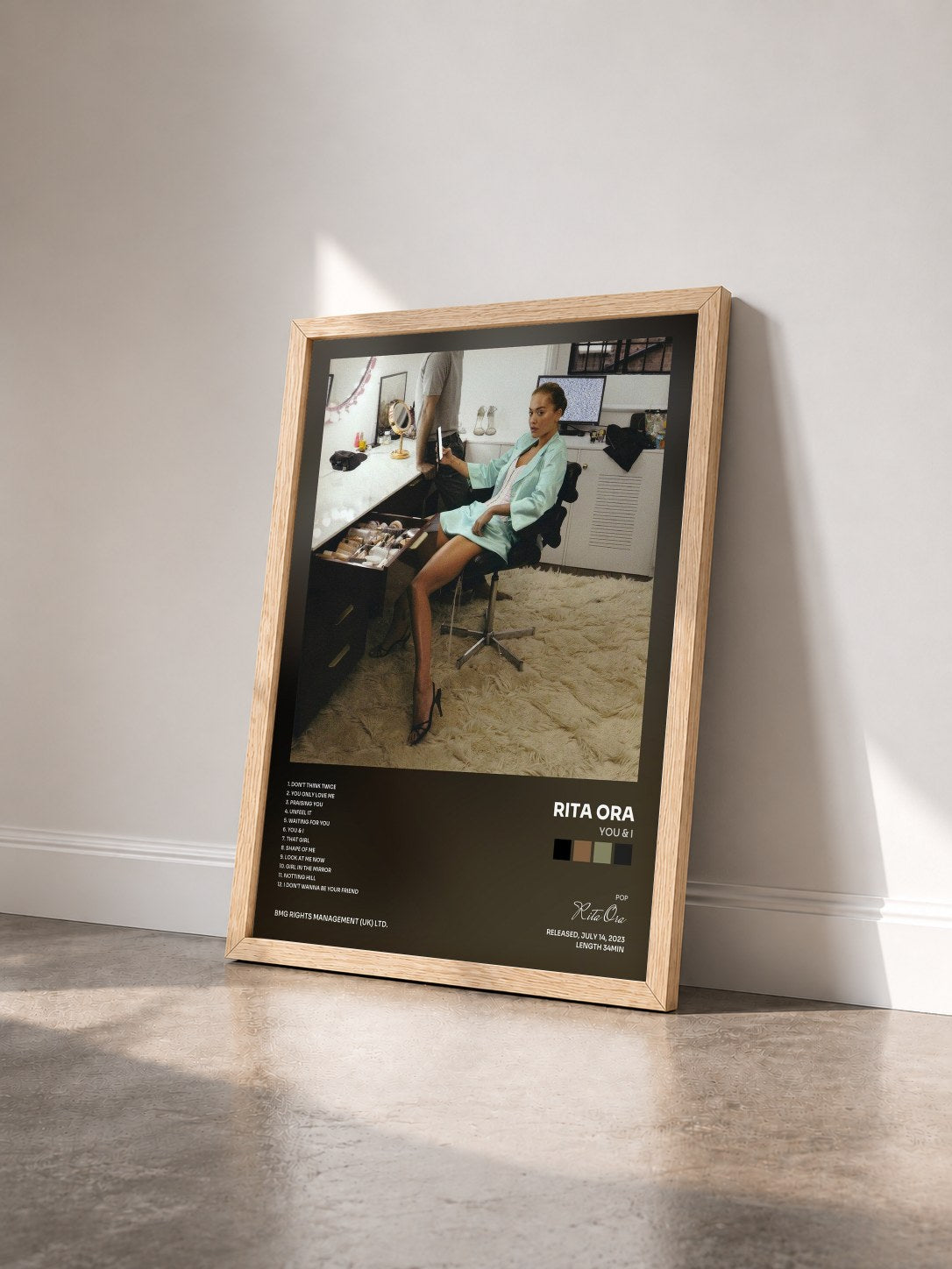 #bois Tableau de l'album You & I de Rita Ora vu de trois quarts, cadre en bois brut