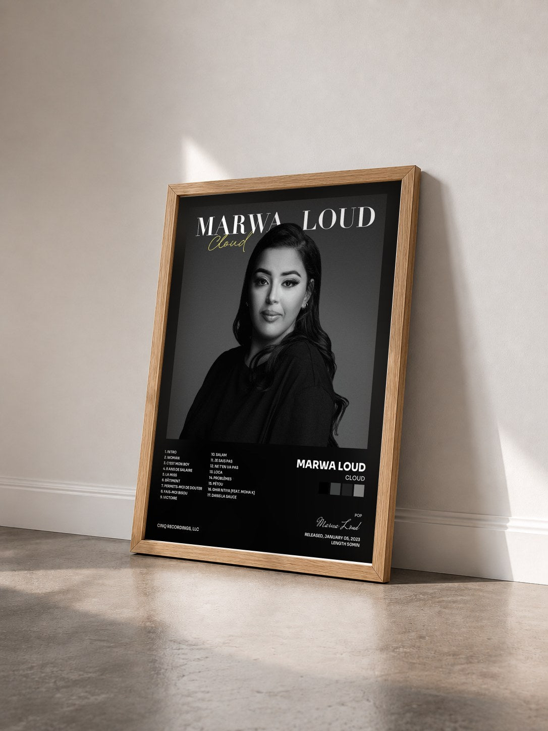 #bois Tableau de l'album Cloud de Marwa Loud vu de trois quarts, cadre en bois brut