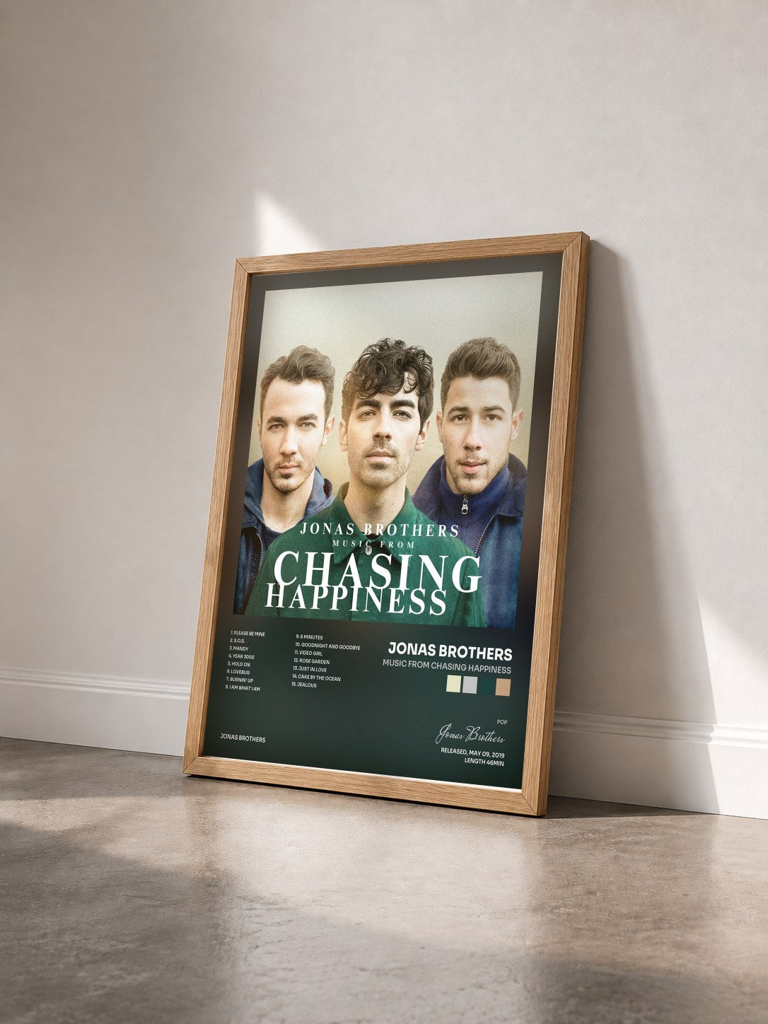 #bois Tableau de l'album Music From Chasing Happiness de Jonas Brothers vu de trois quarts, cadre en bois brut