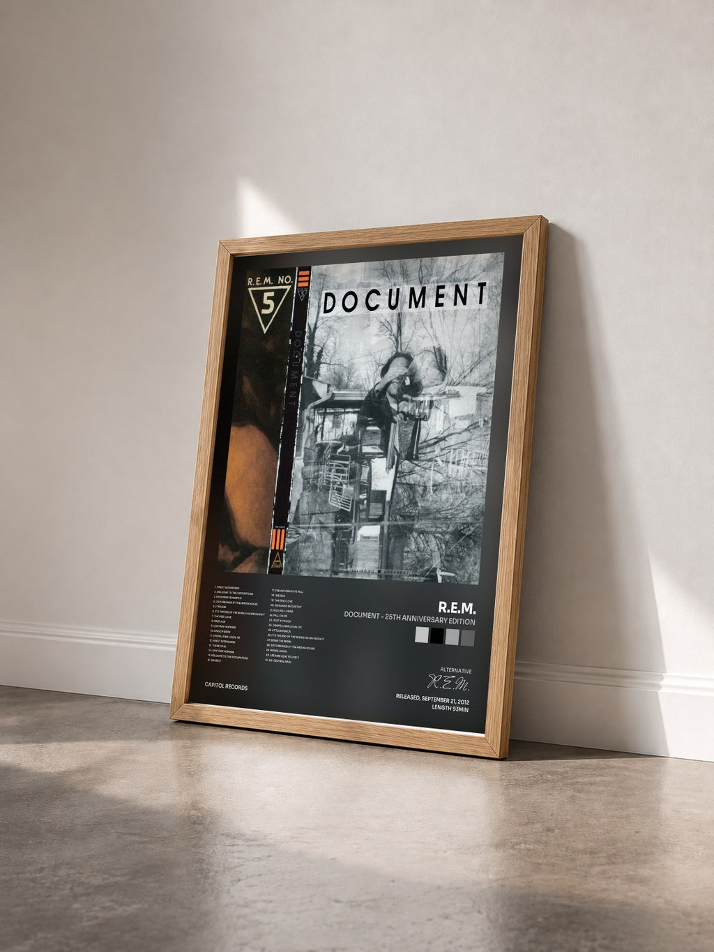 #bois Tableau de l'album Document - 25th Anniversary Edition de R.E.M. vu de trois quarts, cadre en bois brut