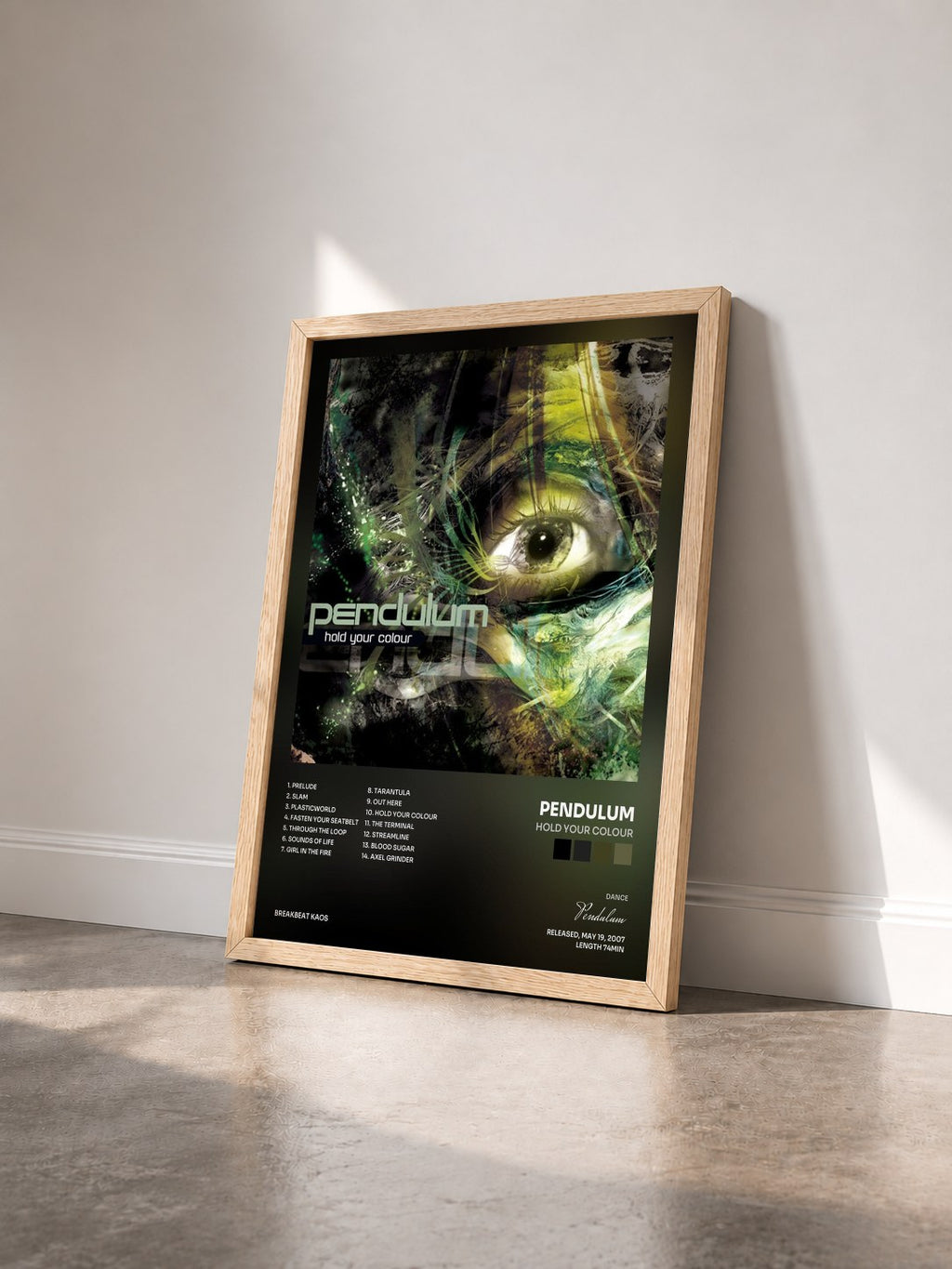 #bois Tableau de l'album Hold Your Colour de Pendulum vu de trois quarts, cadre en bois brut