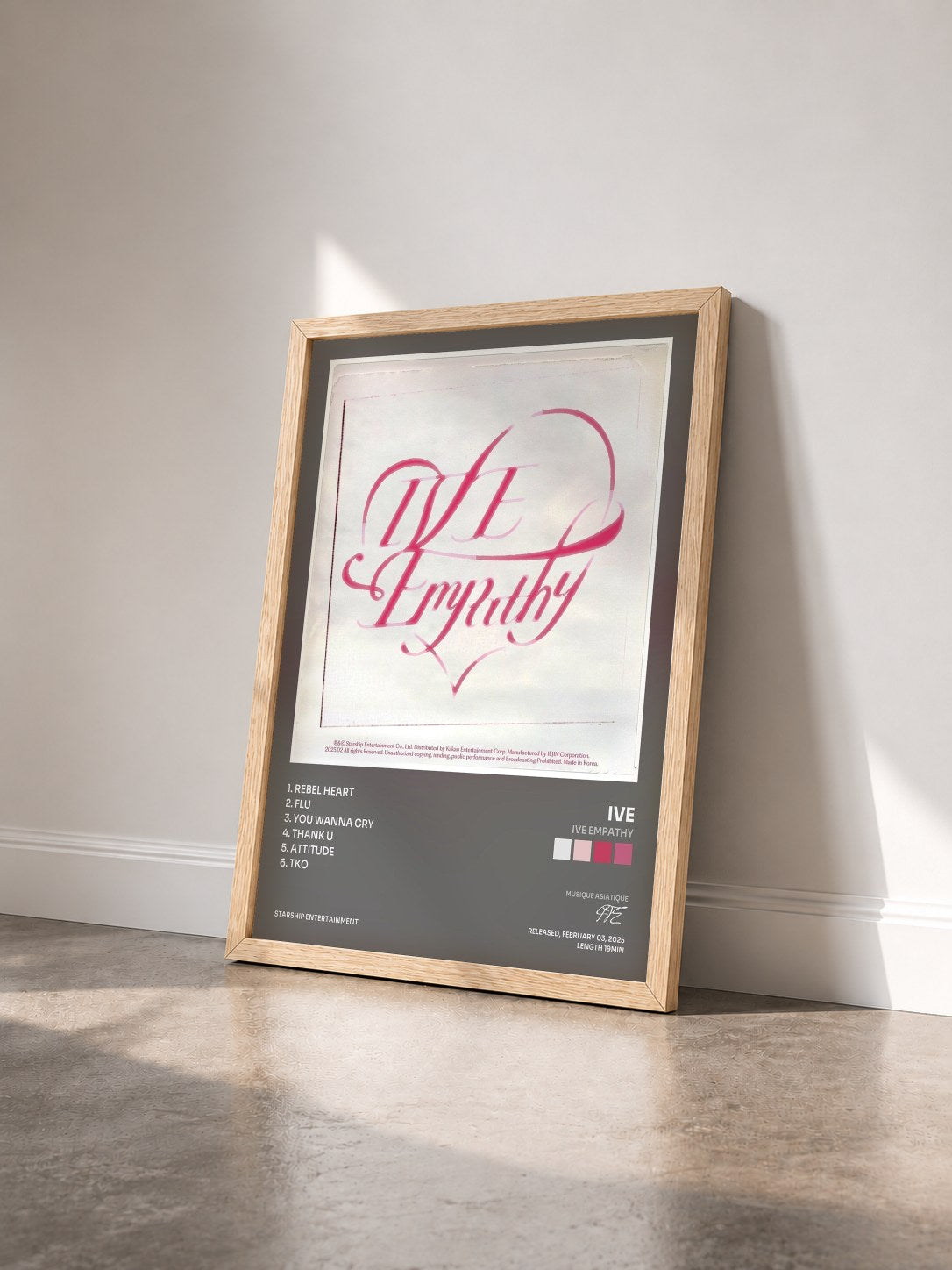 #bois Tableau de l'album IVE EMPATHY de IVE vu de trois quarts, cadre en bois brut