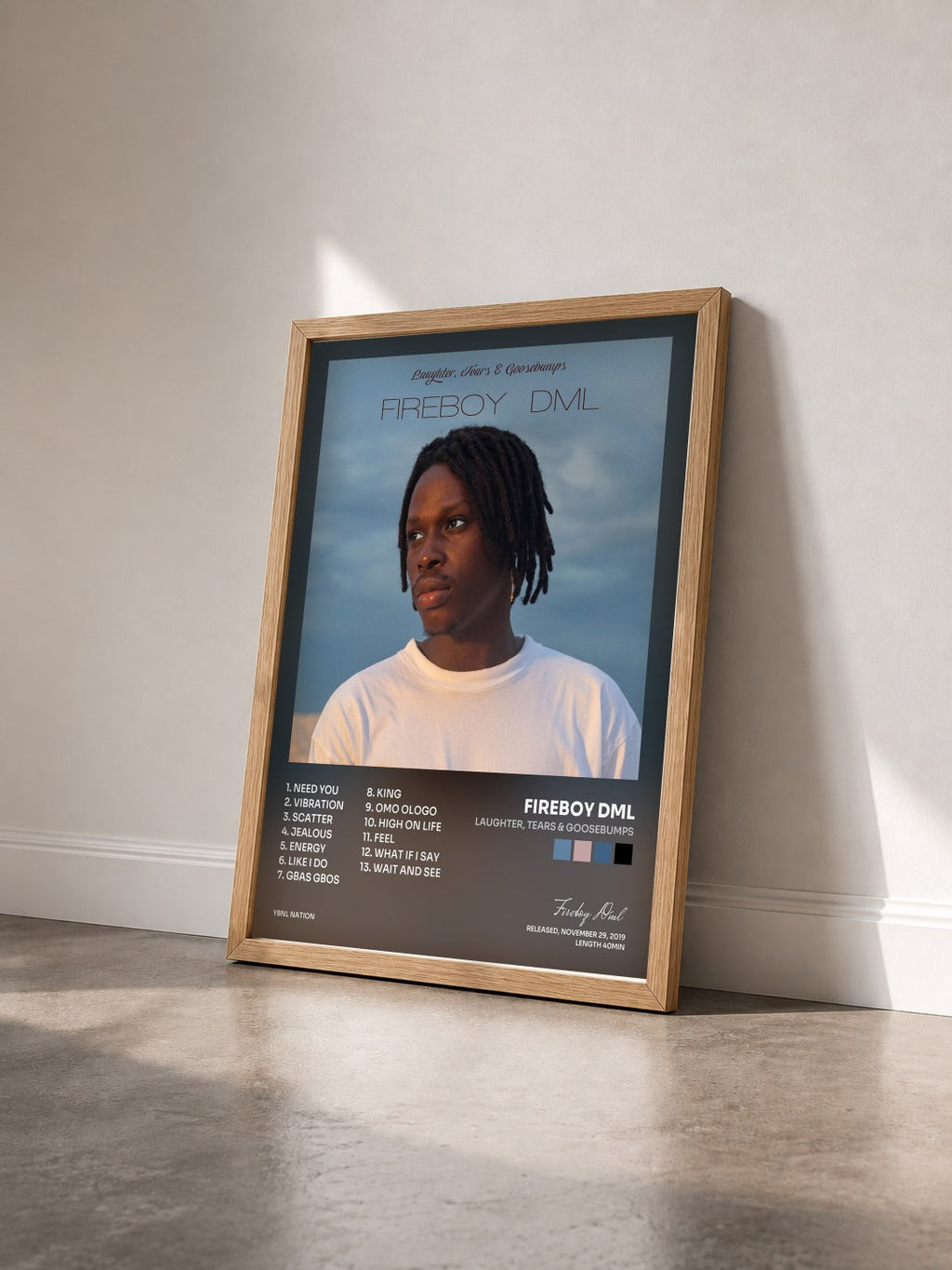 #bois Tableau de l'album Laughter, Tears & Goosebumps de Fireboy Dml vu de trois quarts, cadre en bois brut
