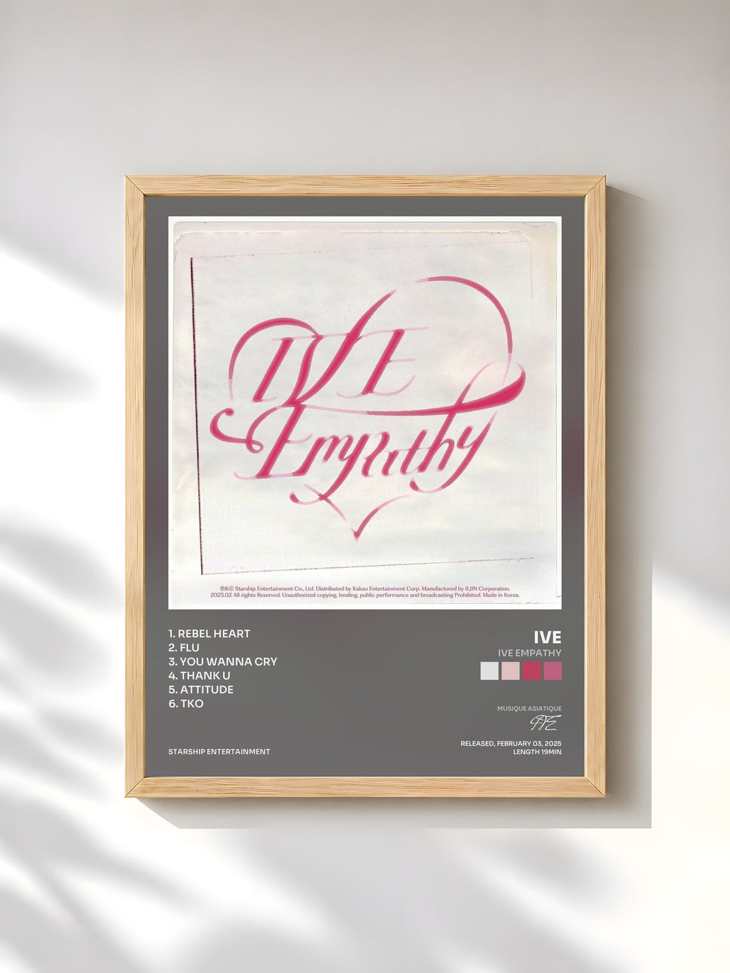 #bois Tableau de l'album IVE EMPATHY de IVE, cadre en bois brut, imprimé et encadré en France