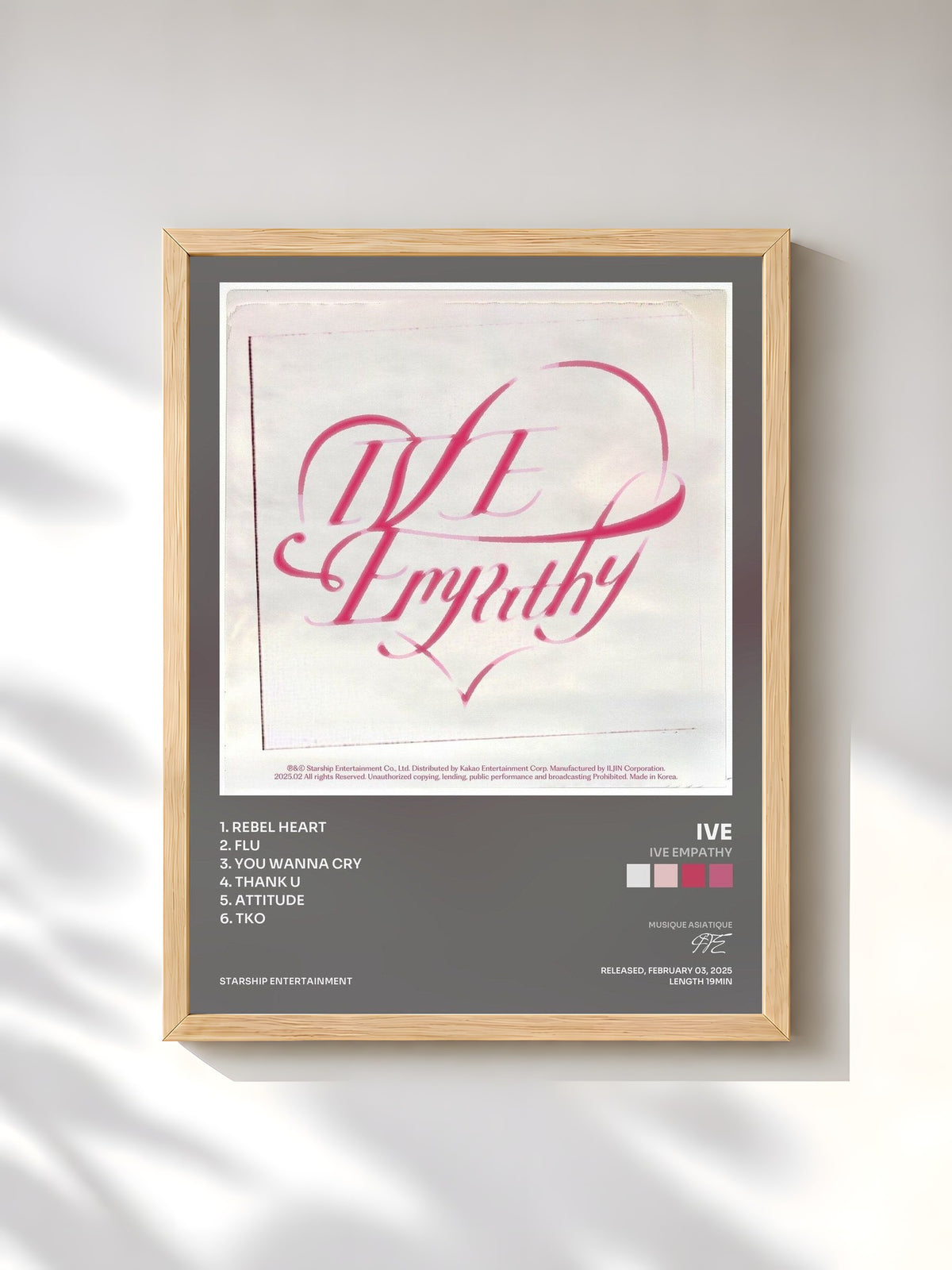 #bois Tableau de l'album IVE EMPATHY de IVE, cadre en bois brut, imprimé et encadré en France