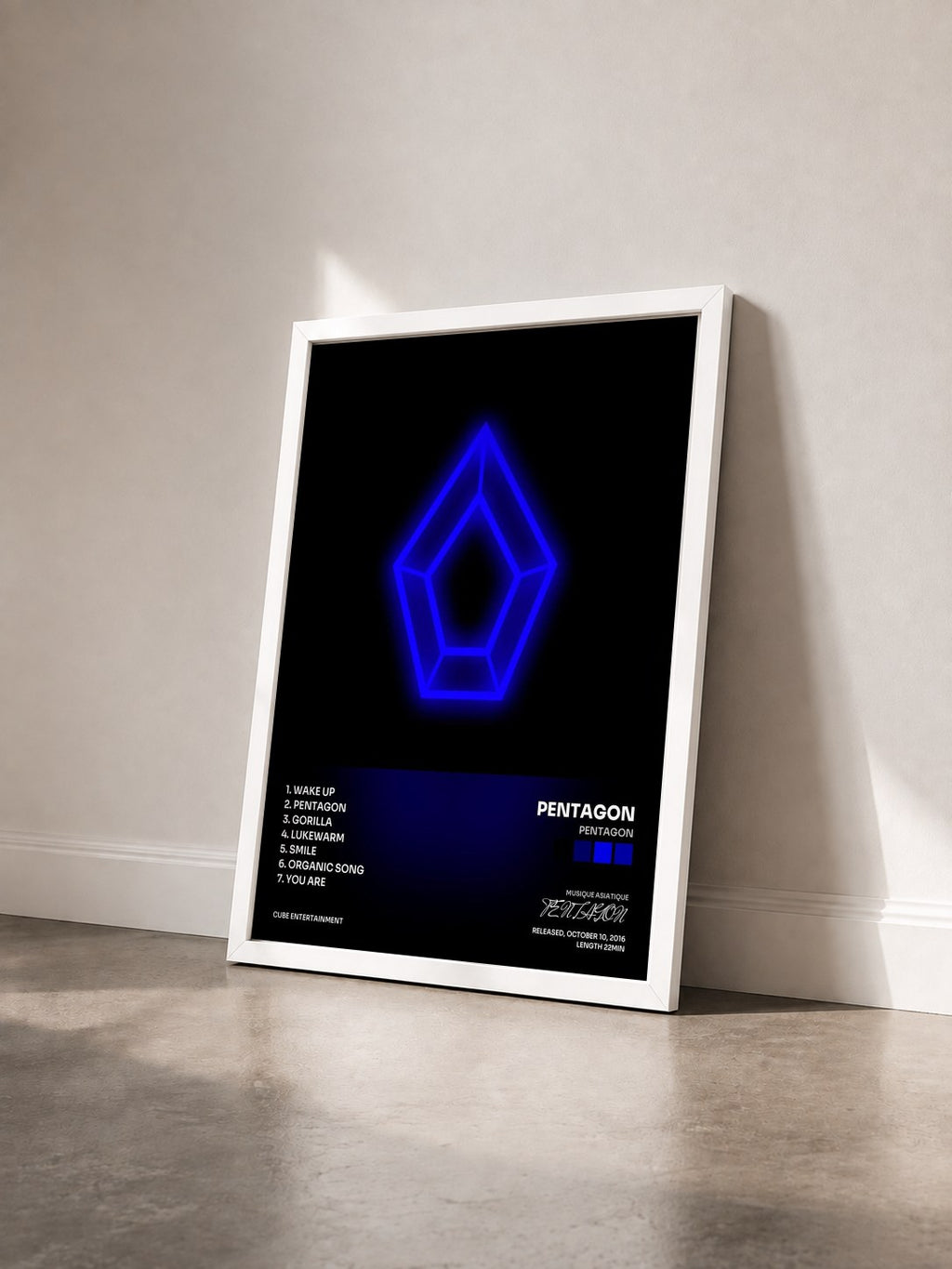 #blanc Tableau de l'album PENTAGON de PENTAGON vu de trois quarts, cadre blanc