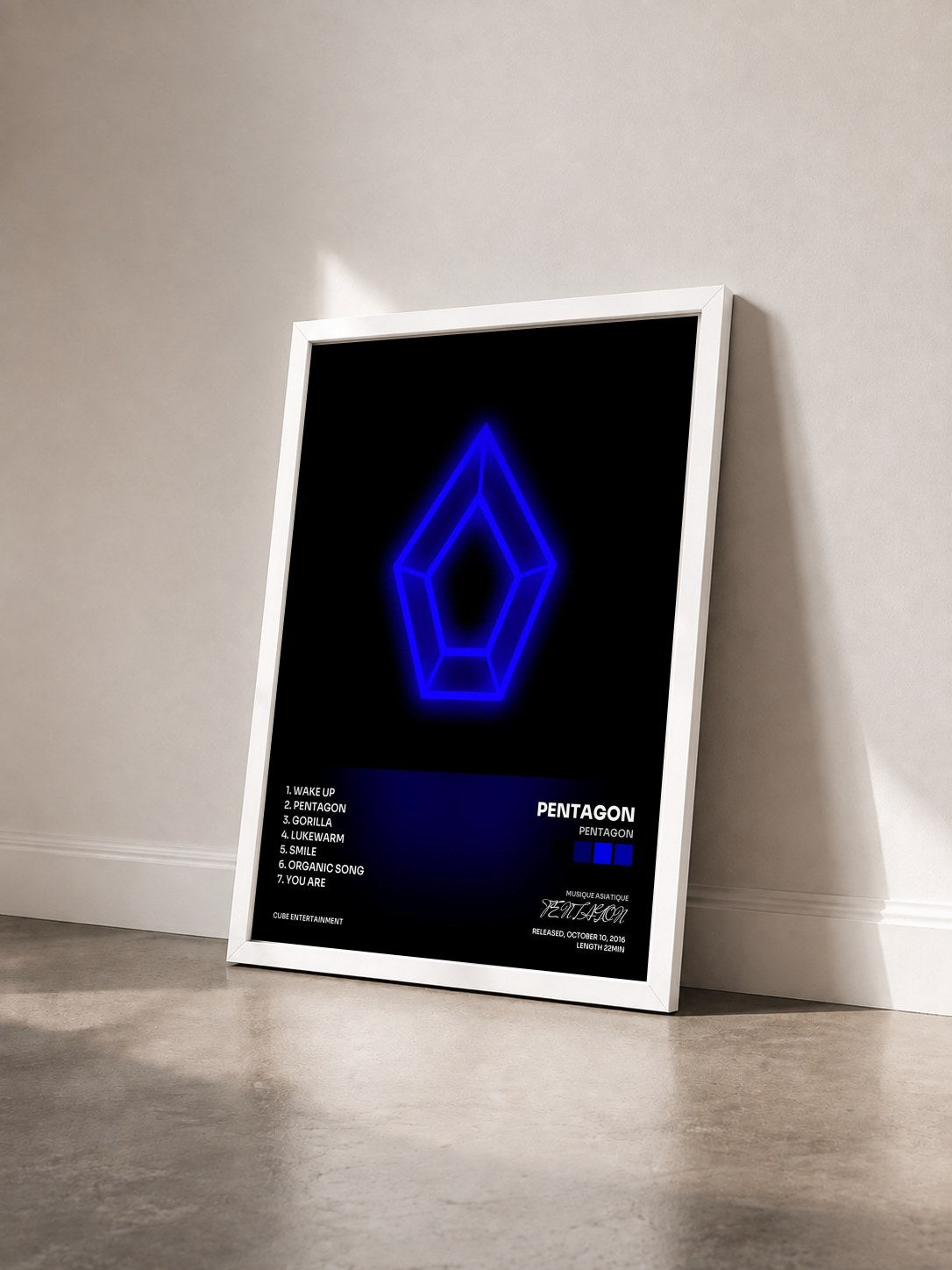 #blanc Tableau de l'album PENTAGON de PENTAGON vu de trois quarts, cadre blanc