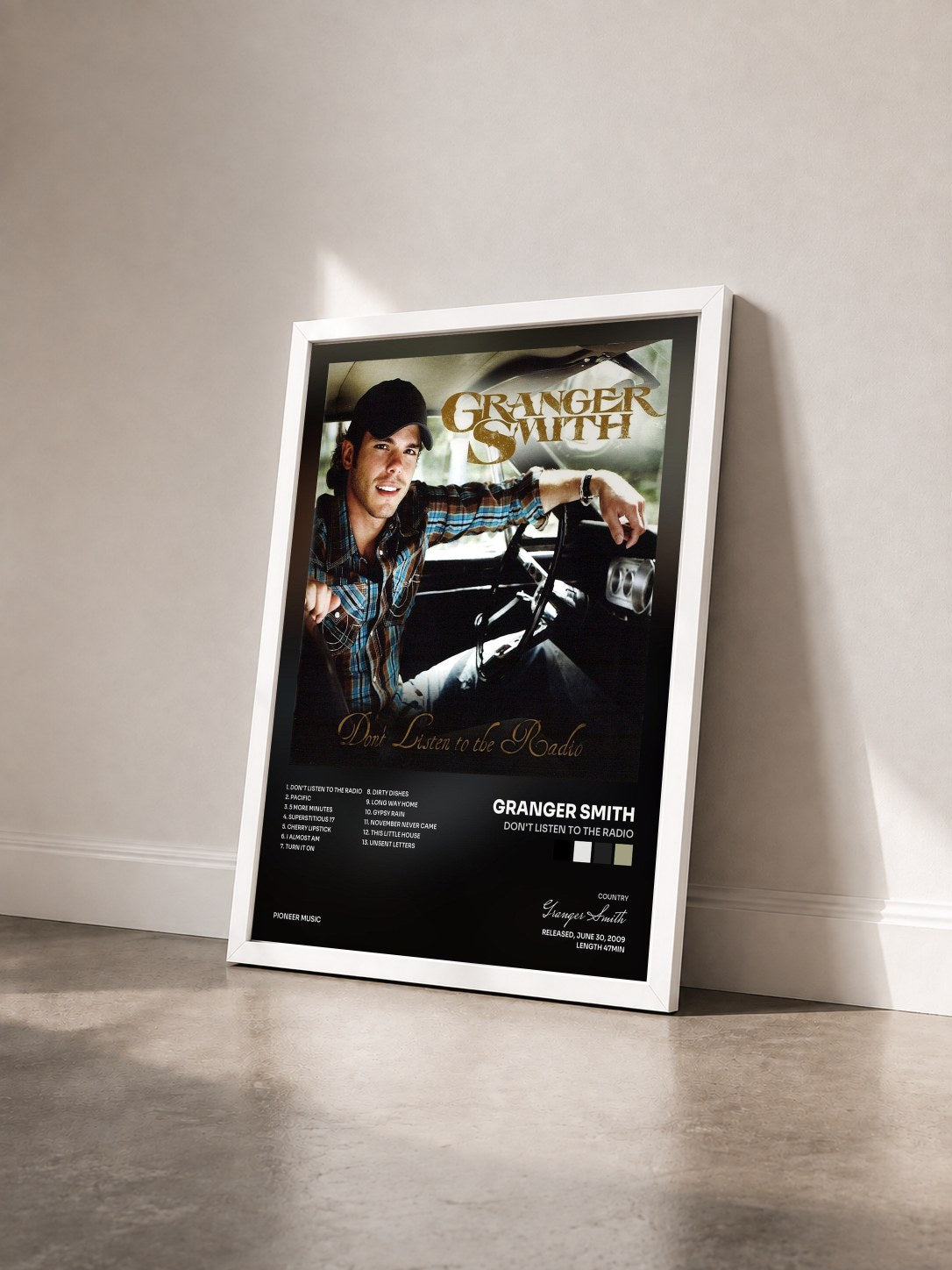 #blanc Tableau de l'album Don't Listen to the Radio de Granger Smith vu de trois quarts, cadre blanc