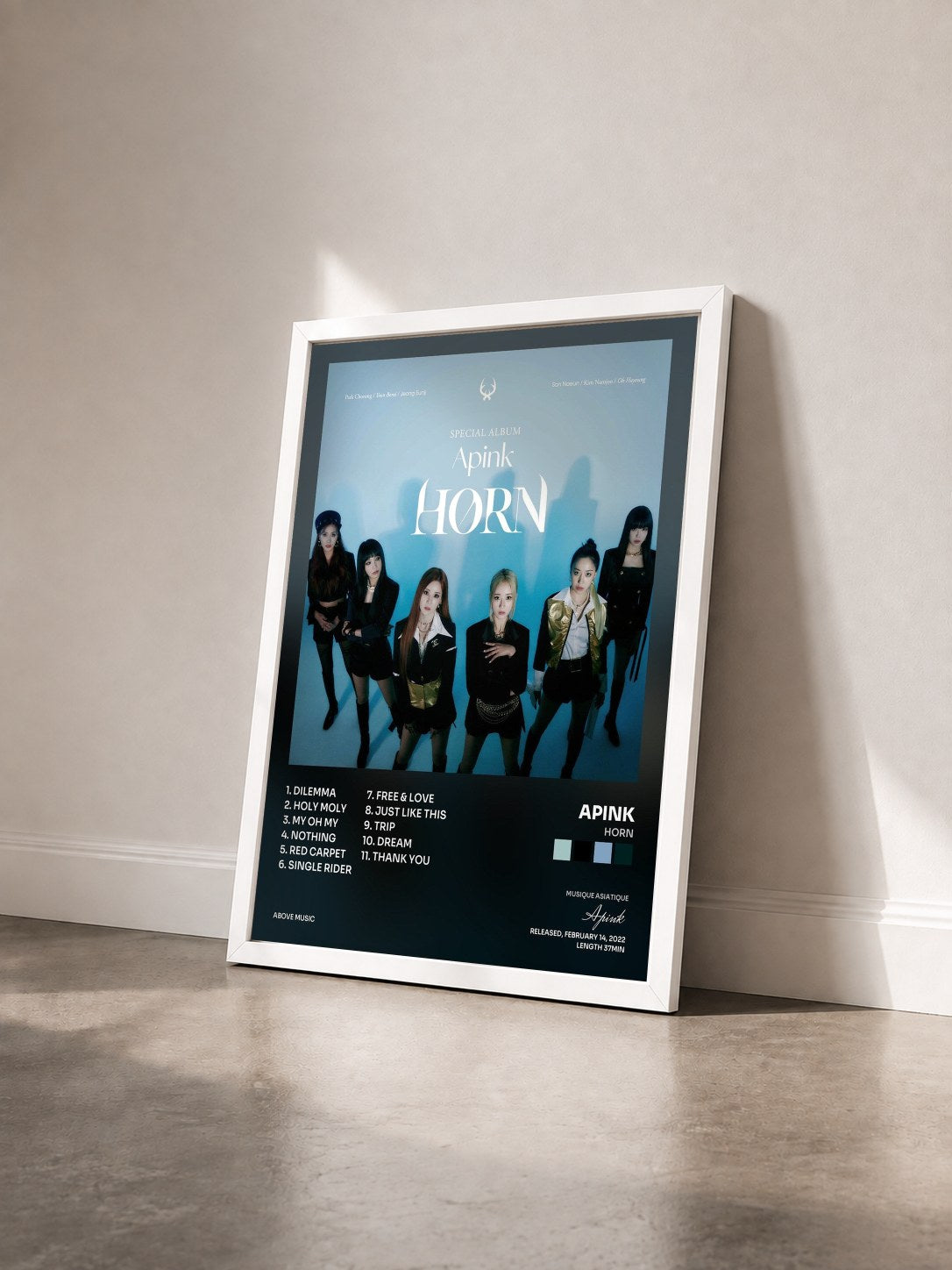 #blanc Tableau de l'album HORN de Apink vu de trois quarts, cadre blanc