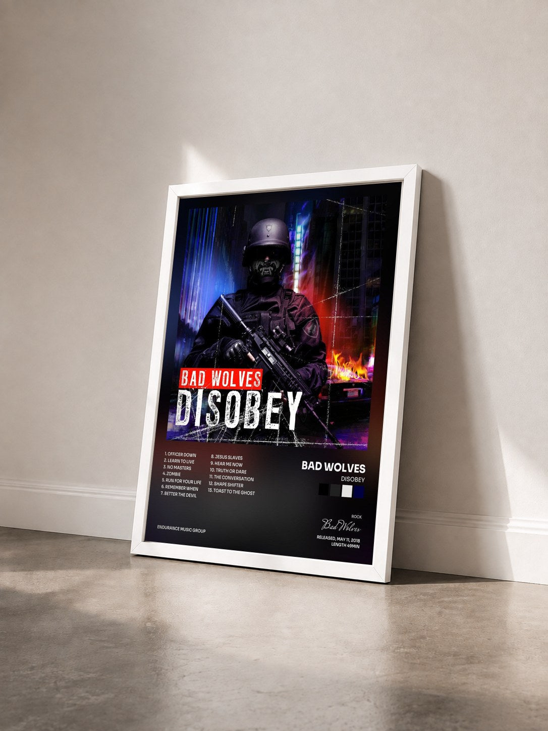 #blanc Tableau de l'album Disobey de Bad Wolves vu de trois quarts, cadre blanc