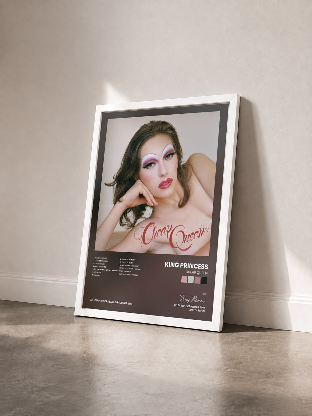 #blanc Tableau de l'album Cheap Queen de King Princess vu de trois quarts, cadre blanc