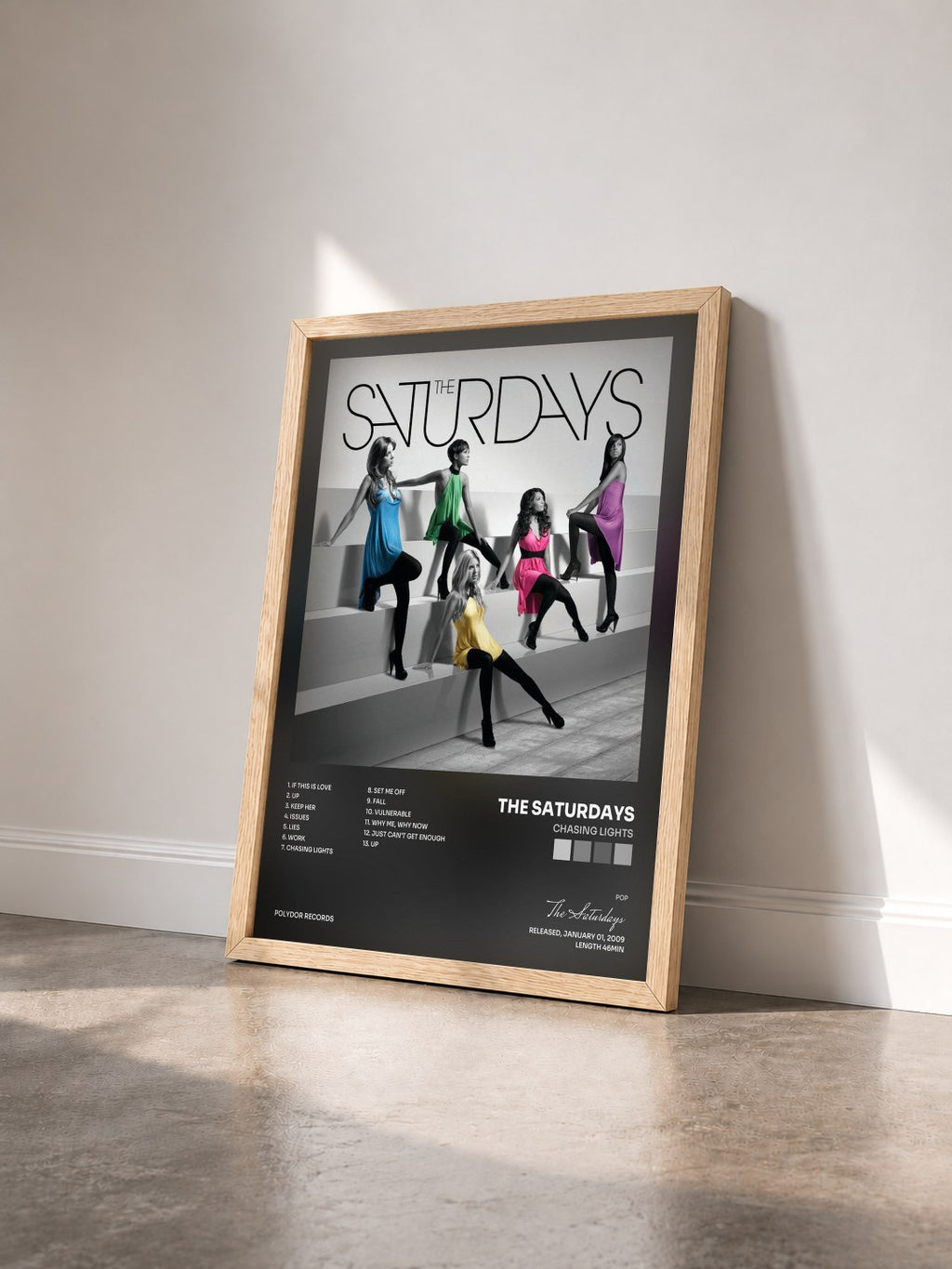 #bois Tableau de l'album Chasing Lights de The Saturdays vu de trois quarts, cadre en bois brut