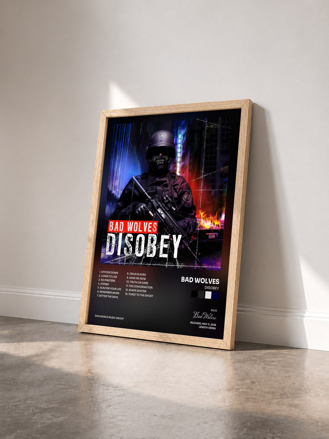 #bois Tableau de l'album Disobey de Bad Wolves vu de trois quarts, cadre en bois brut