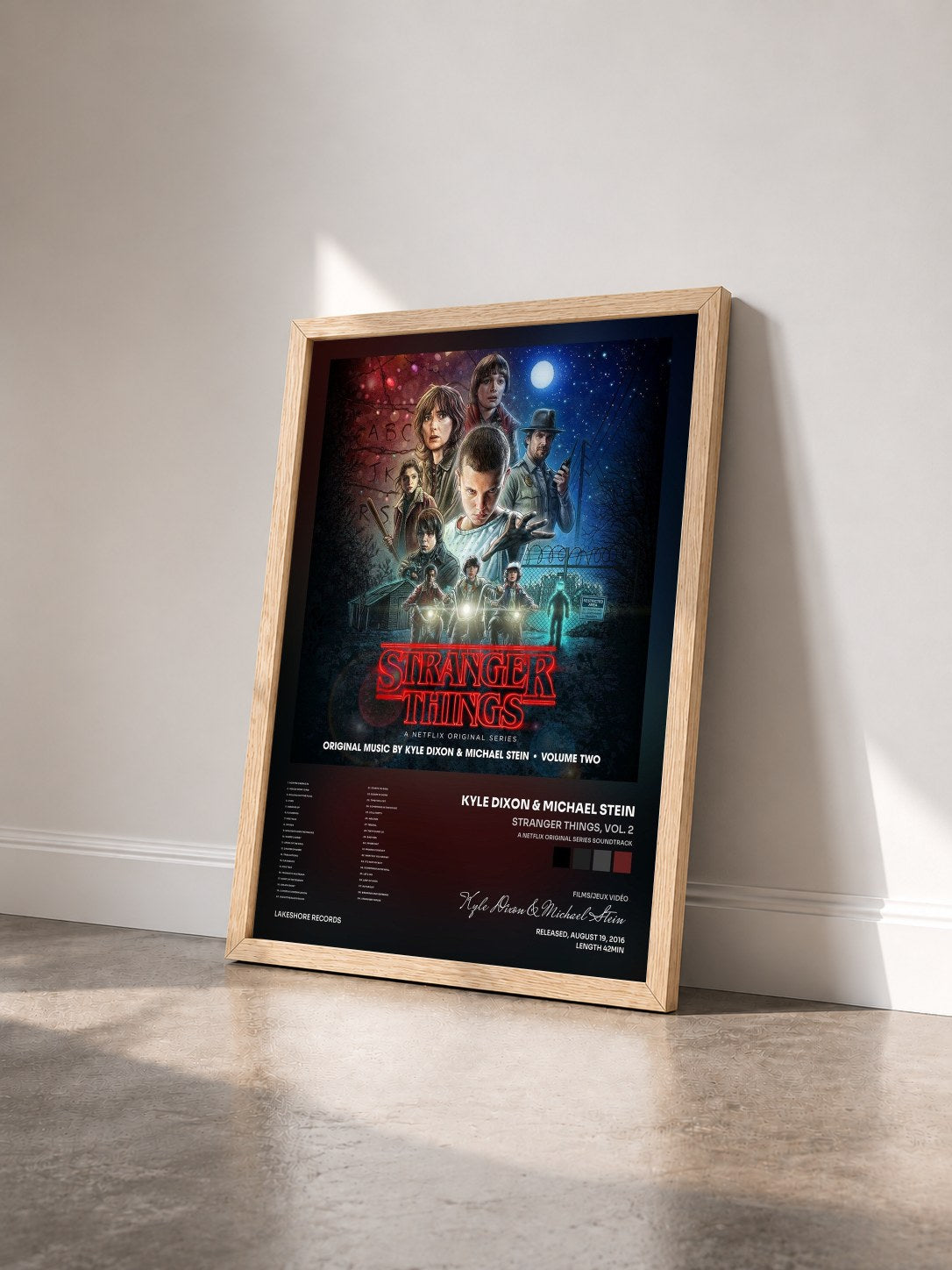 #bois Tableau de l'album Stranger Things, Vol. 2 (A Netflix Original Series Soundtrack) de Kyle Dixon & Michael Stein vu de trois quarts, cadre en bois brut