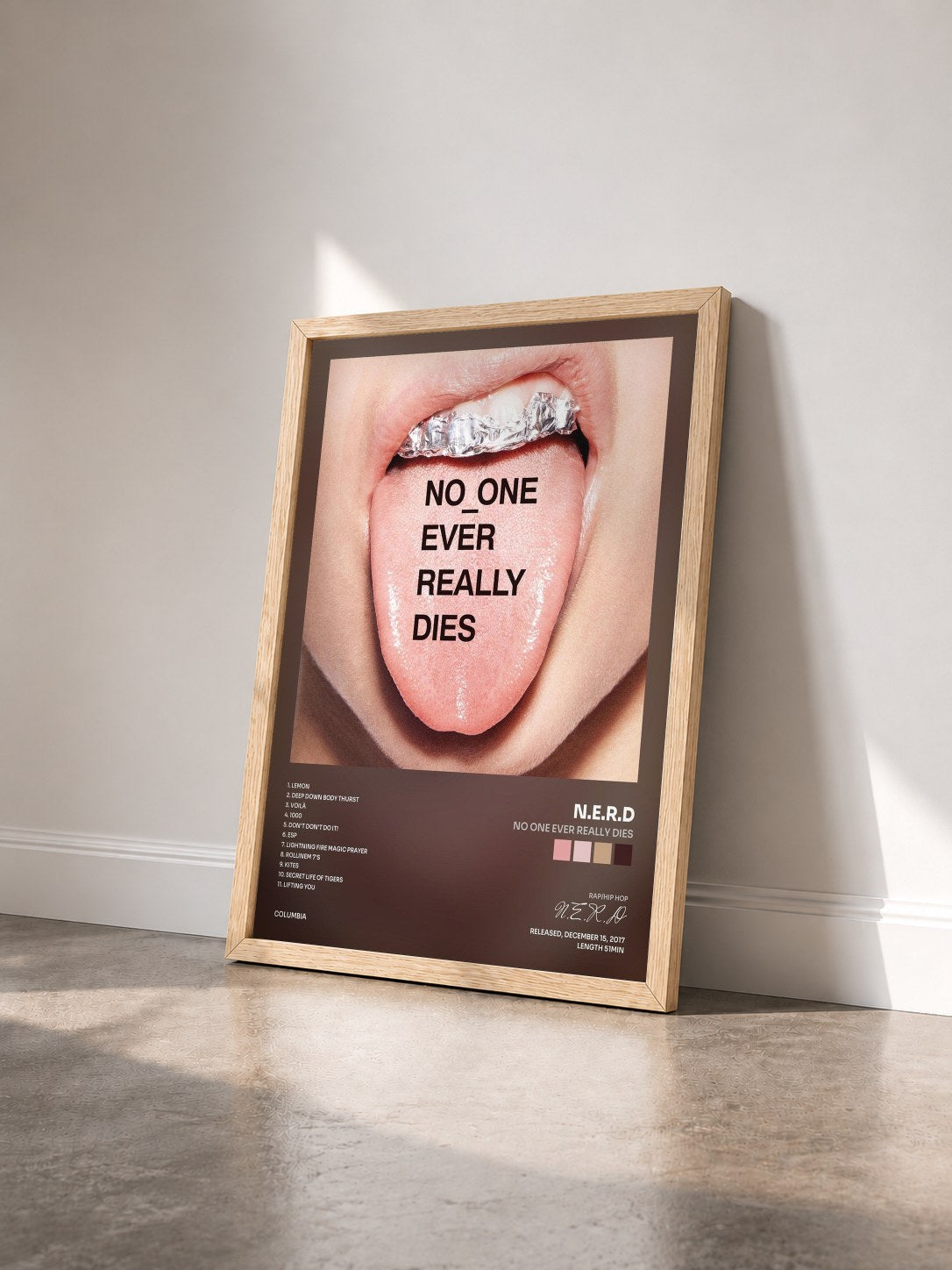 #bois Tableau de l'album NO ONE EVER REALLY DIES de N.E.R.D vu de trois quarts, cadre en bois brut