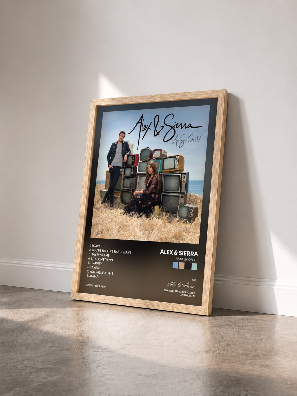 #bois Tableau de l'album As Seen On TV de Alex & Sierra vu de trois quarts, cadre en bois brut
