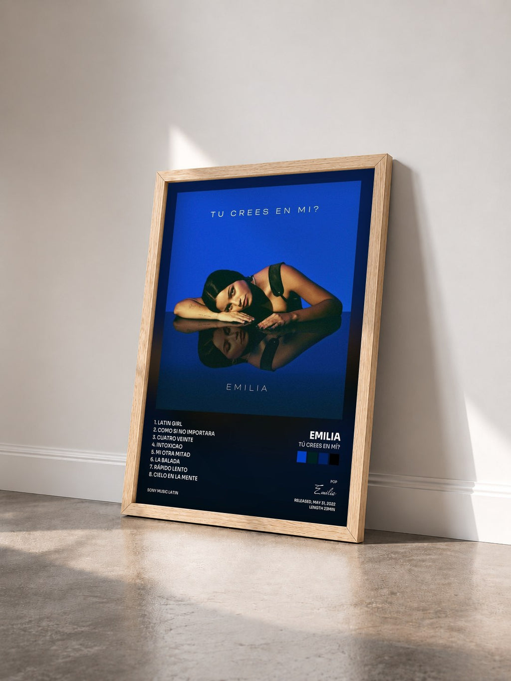 #bois Tableau de l'album Tú crees en mí? de Emilia vu de trois quarts, cadre en bois brut
