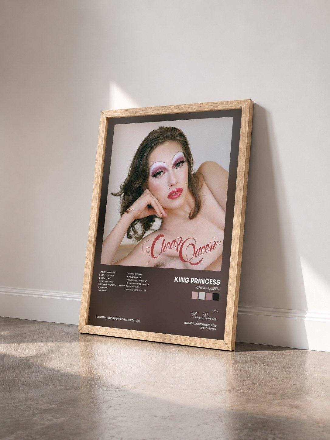#bois Tableau de l'album Cheap Queen de King Princess vu de trois quarts, cadre en bois brut