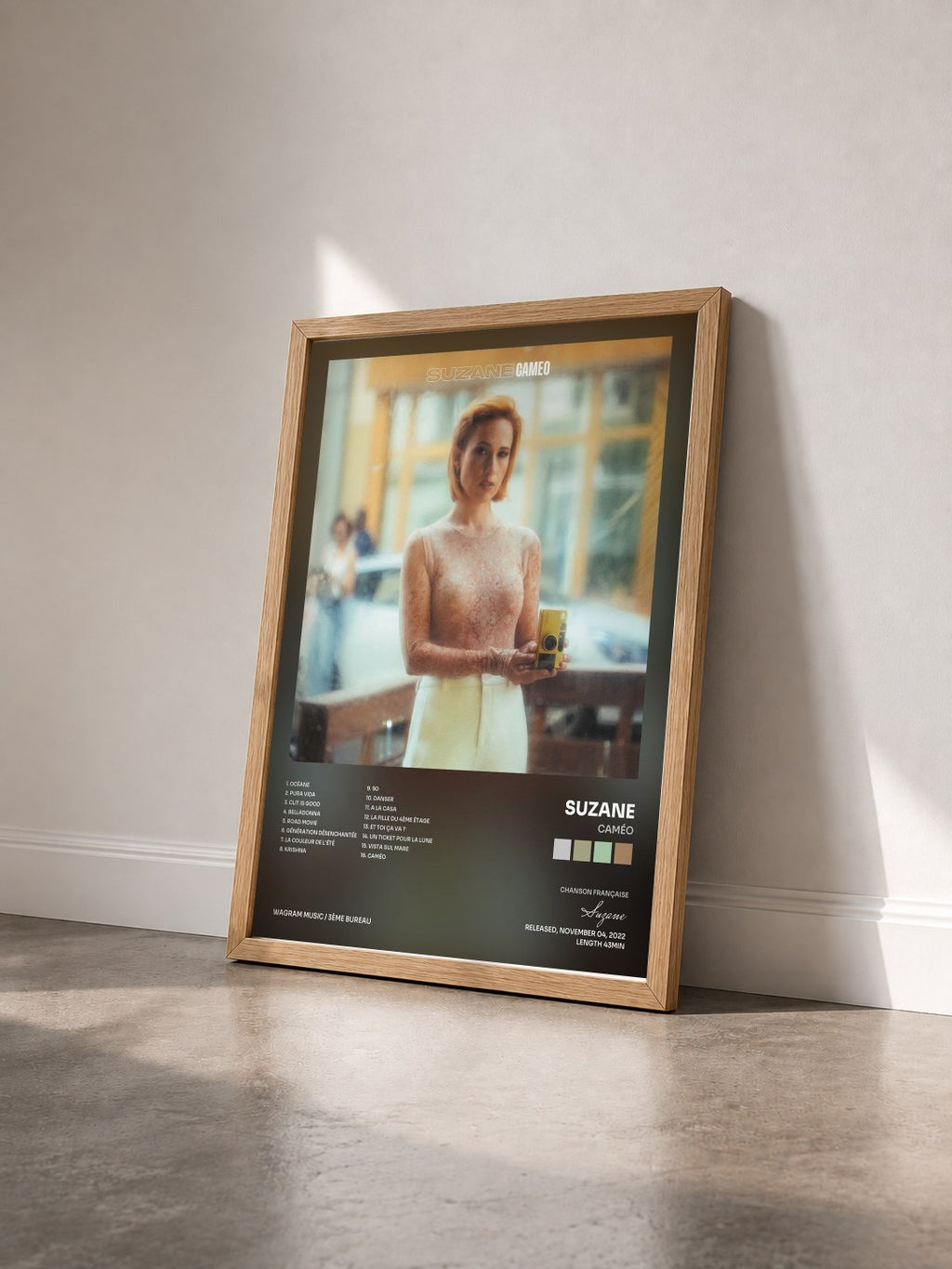 #bois Tableau de l'album Caméo de Suzane vu de trois quarts, cadre en bois brut