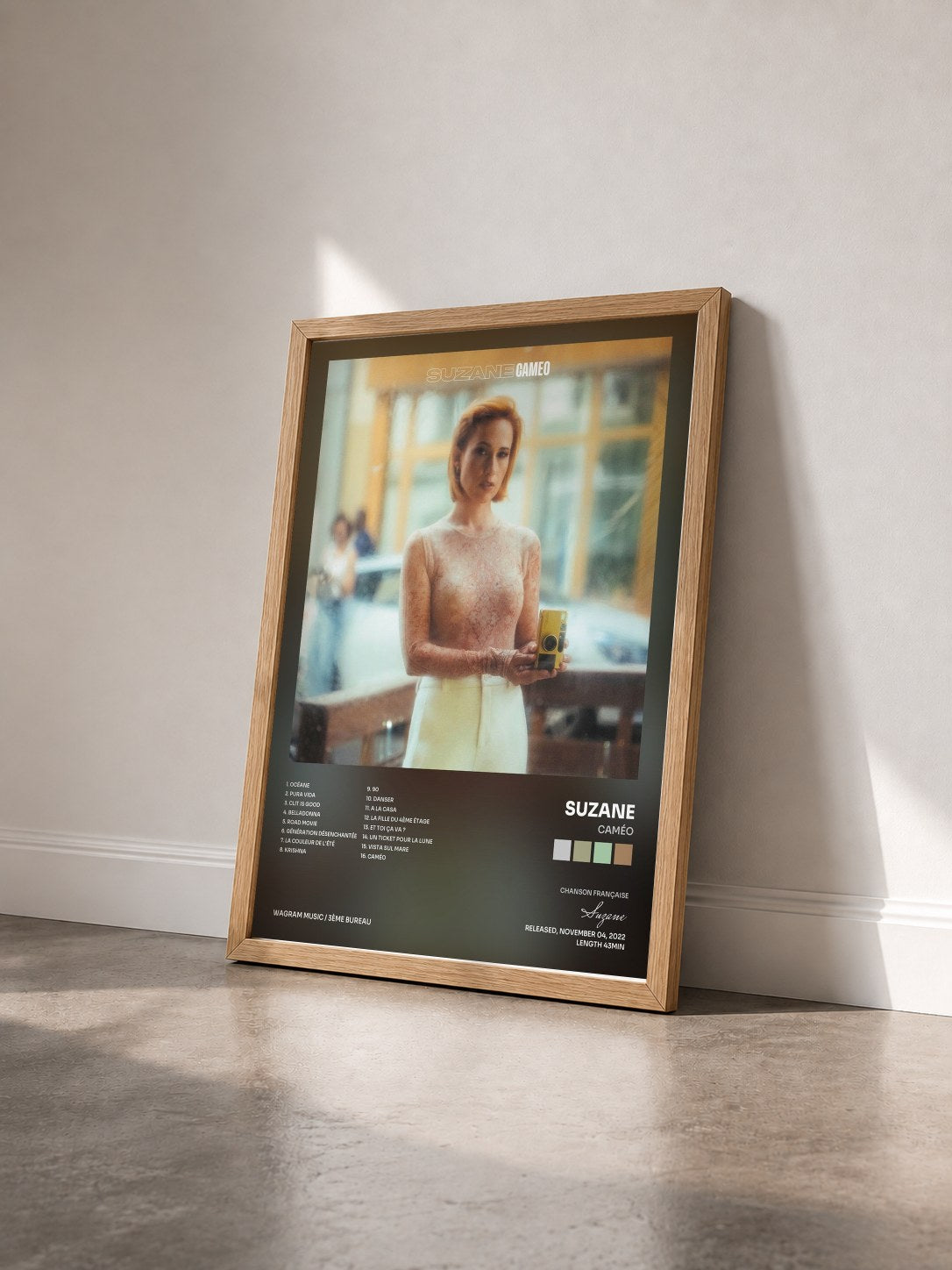 #bois Tableau de l'album Caméo de Suzane vu de trois quarts, cadre en bois brut