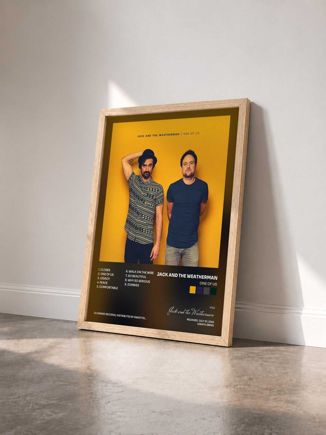 #bois Tableau de l'album One Of Us de Jack and the Weatherman vu de trois quarts, cadre en bois brut
