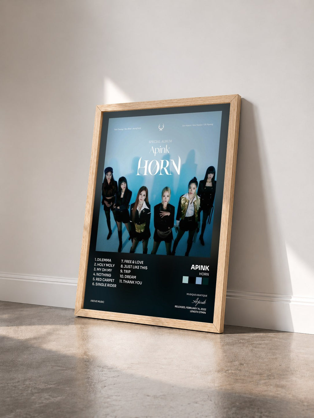 #bois Tableau de l'album HORN de Apink vu de trois quarts, cadre en bois brut
